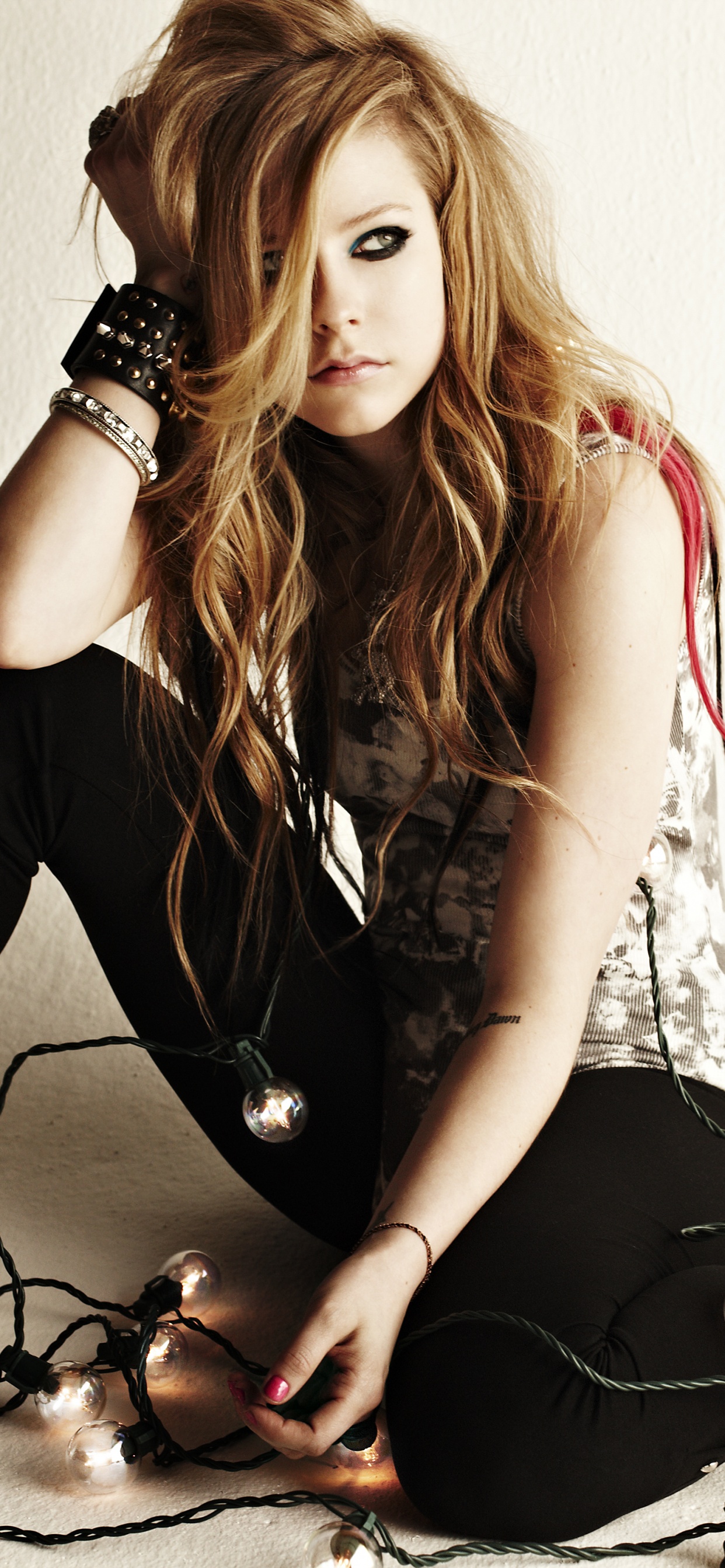 Mujer en Vestido Blanco y Negro Sentada en el Suelo. Wallpaper in 1242x2688 Resolution