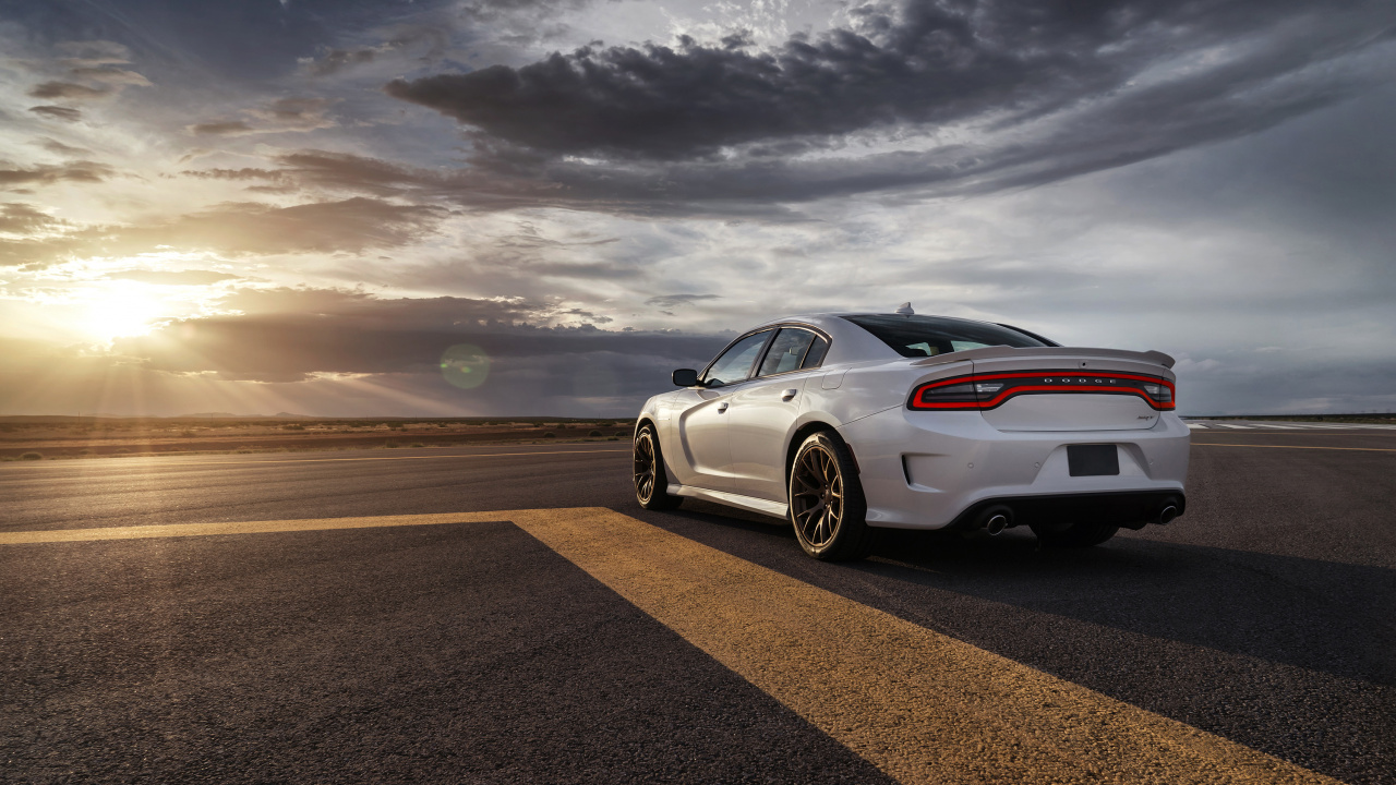 Porsche 911 Blanche Sur Route Sous Des Nuages Gris. Wallpaper in 1280x720 Resolution