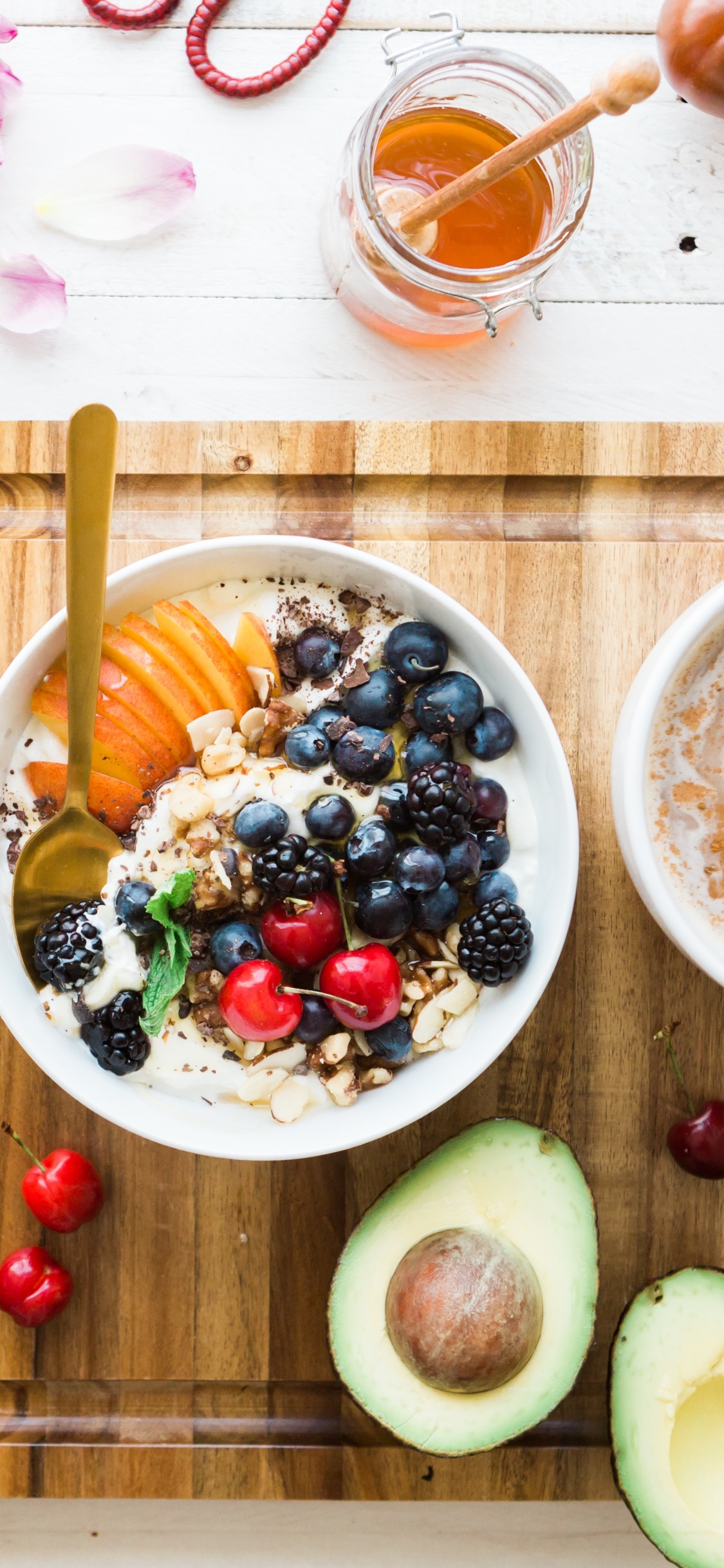 Fruits Tranchés Sur Des Bols en Céramique Blanche. Wallpaper in 1125x2436 Resolution