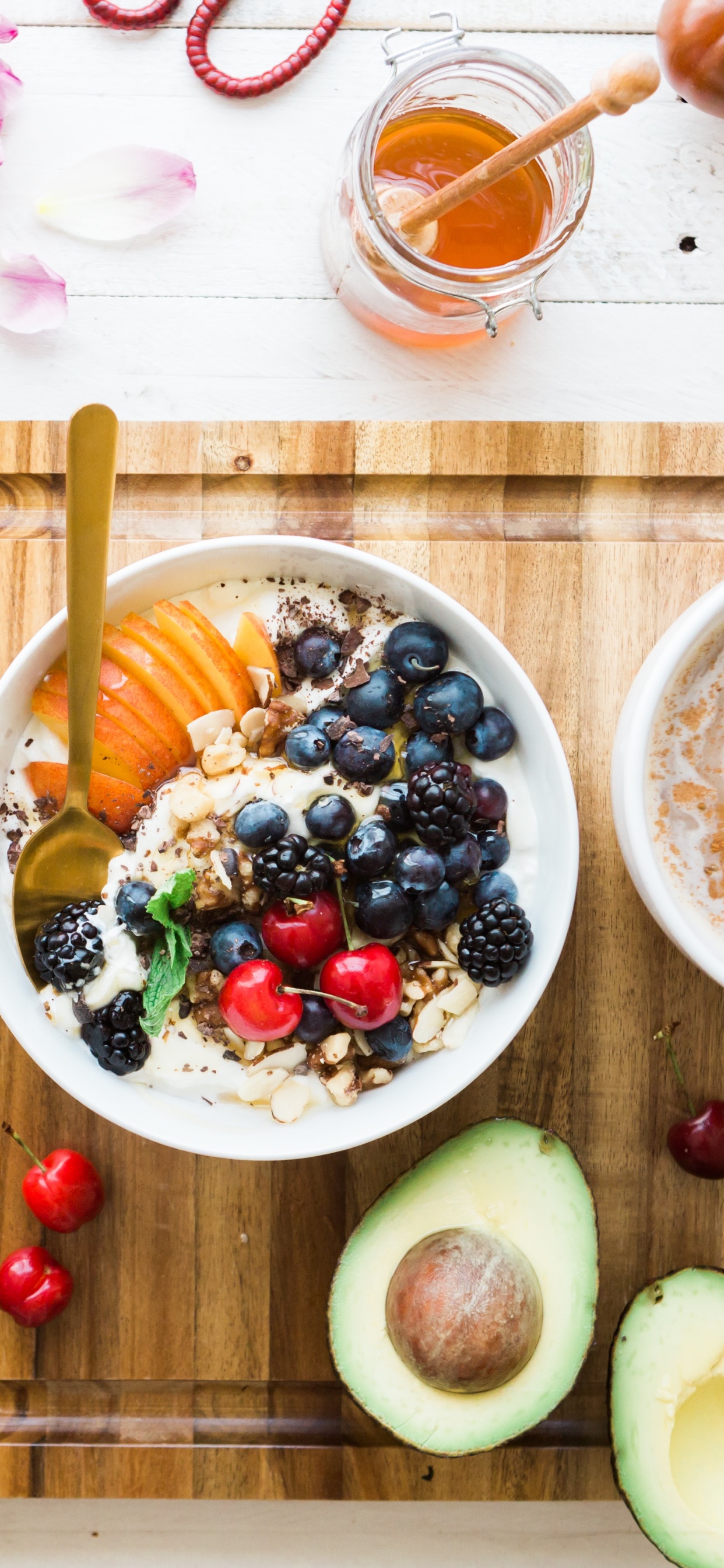 Fruits Tranchés Sur Des Bols en Céramique Blanche. Wallpaper in 1242x2688 Resolution