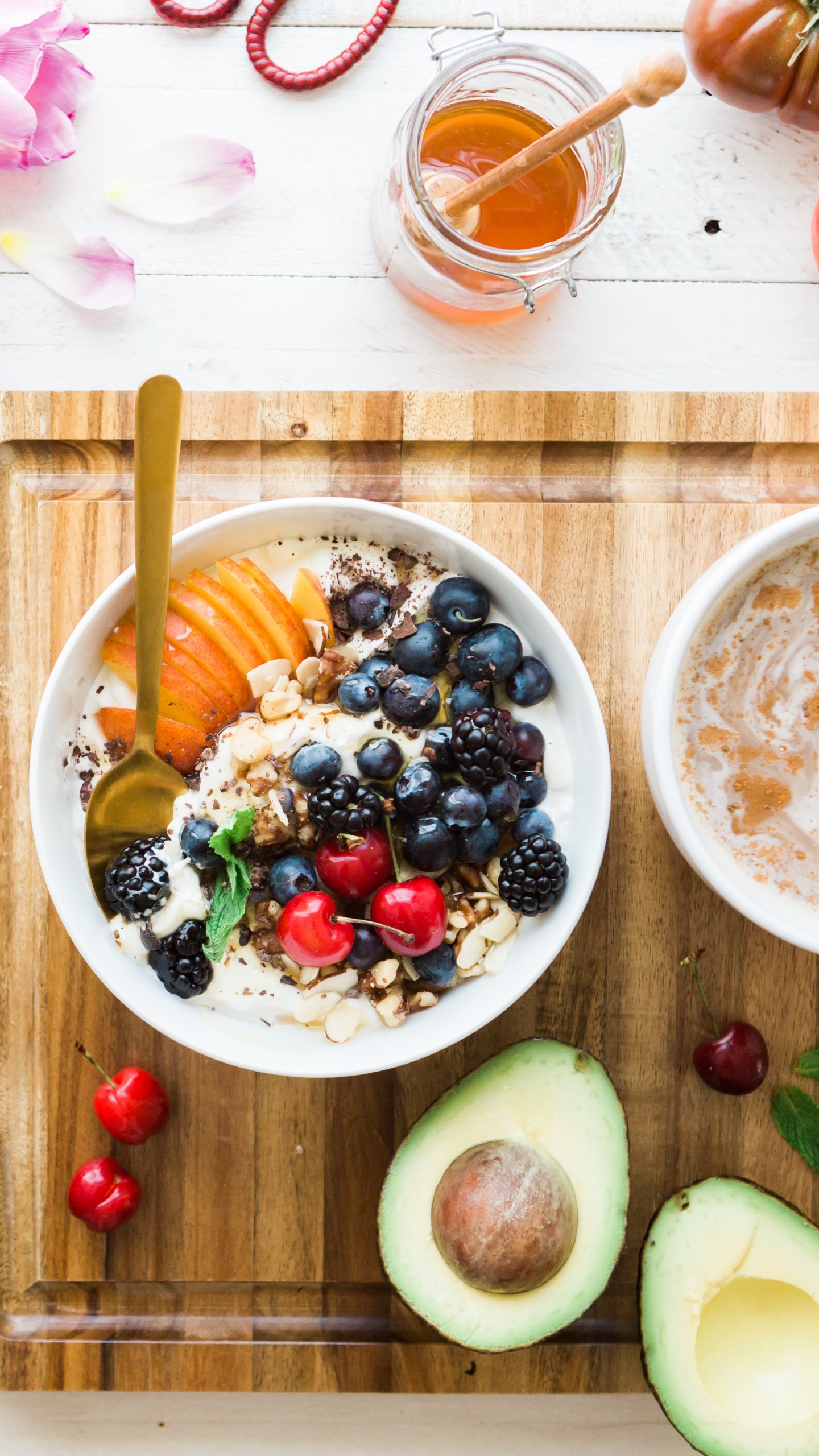 Fruits Tranchés Sur Des Bols en Céramique Blanche. Wallpaper in 1440x2560 Resolution