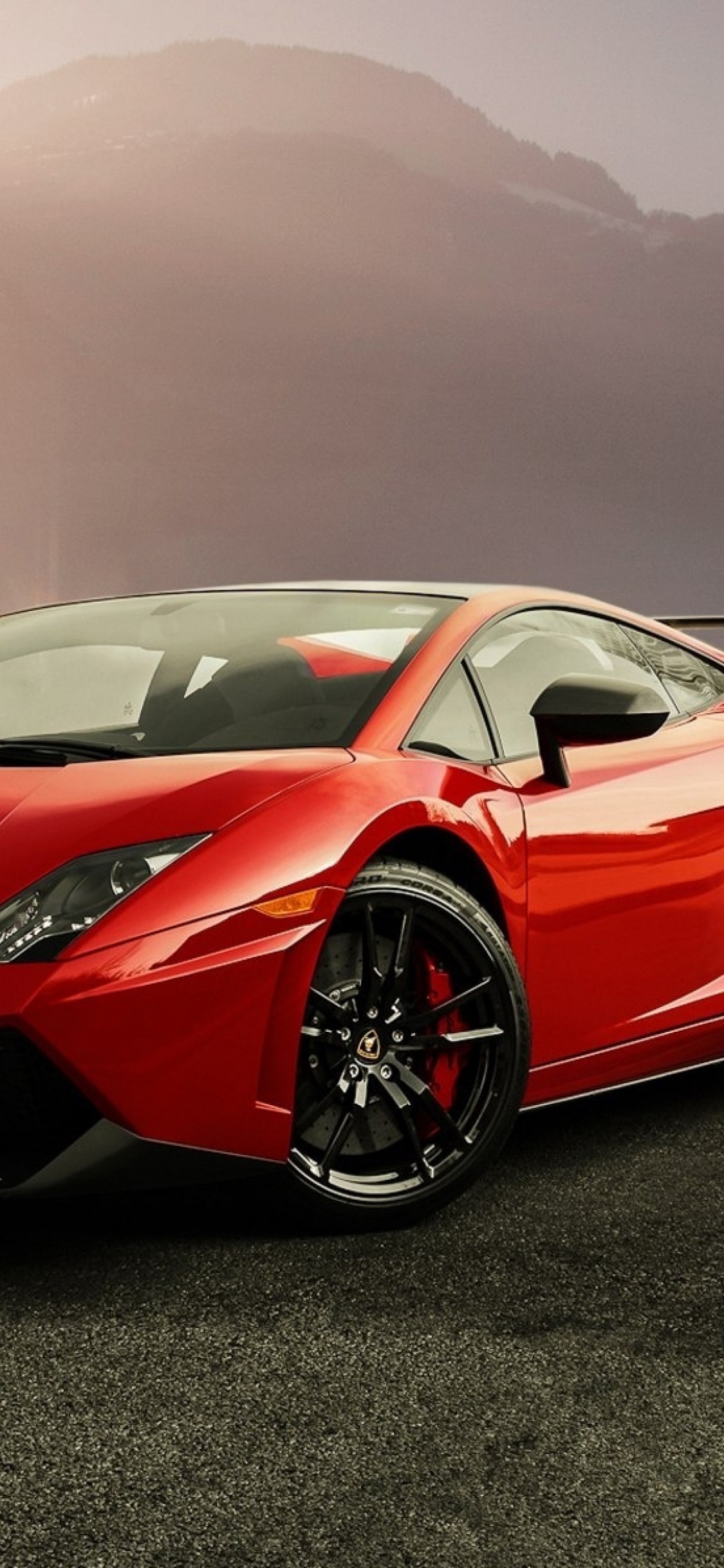 Ferrari Rouge 458 Italia Sur Route Goudronnée Grise. Wallpaper in 1125x2436 Resolution