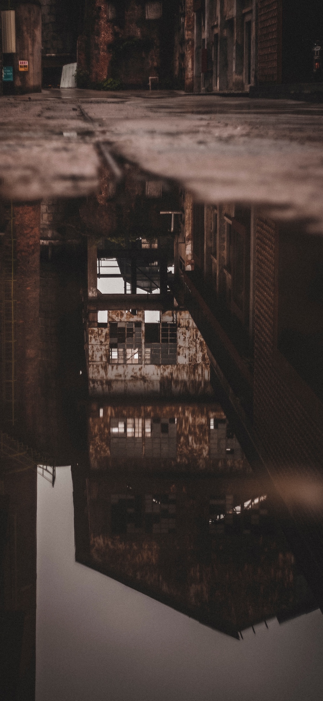 Quai en Bois Brun Sur L'eau. Wallpaper in 1125x2436 Resolution