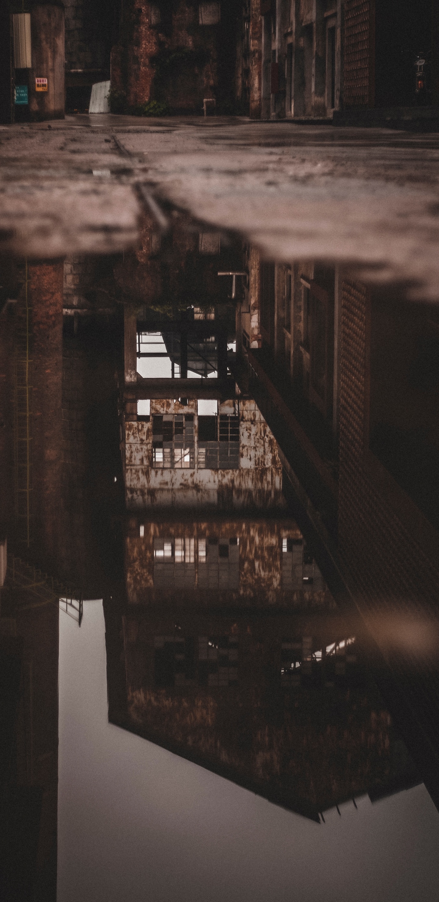 Quai en Bois Brun Sur L'eau. Wallpaper in 1440x2960 Resolution