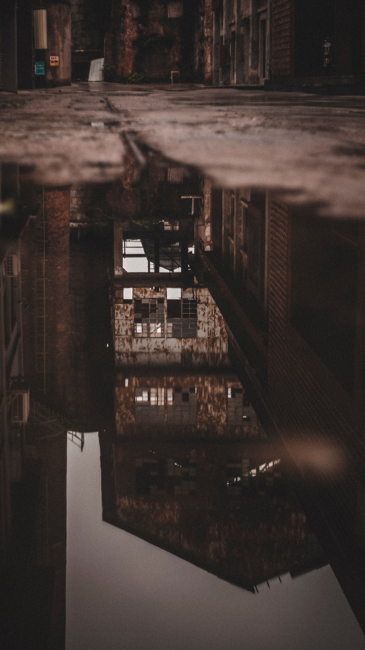 Quai en Bois Brun Sur L'eau. Wallpaper in 750x1334 Resolution