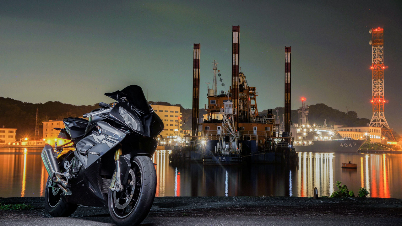 Schwarzes Sportfahrrad, Das Nachts Neben Einem Gewässer Geparkt Ist. Wallpaper in 1280x720 Resolution