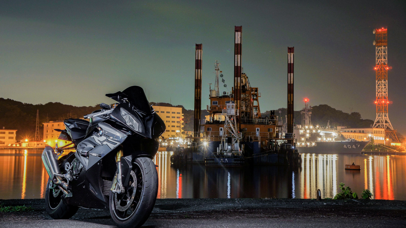 Schwarzes Sportfahrrad, Das Nachts Neben Einem Gewässer Geparkt Ist. Wallpaper in 1366x768 Resolution