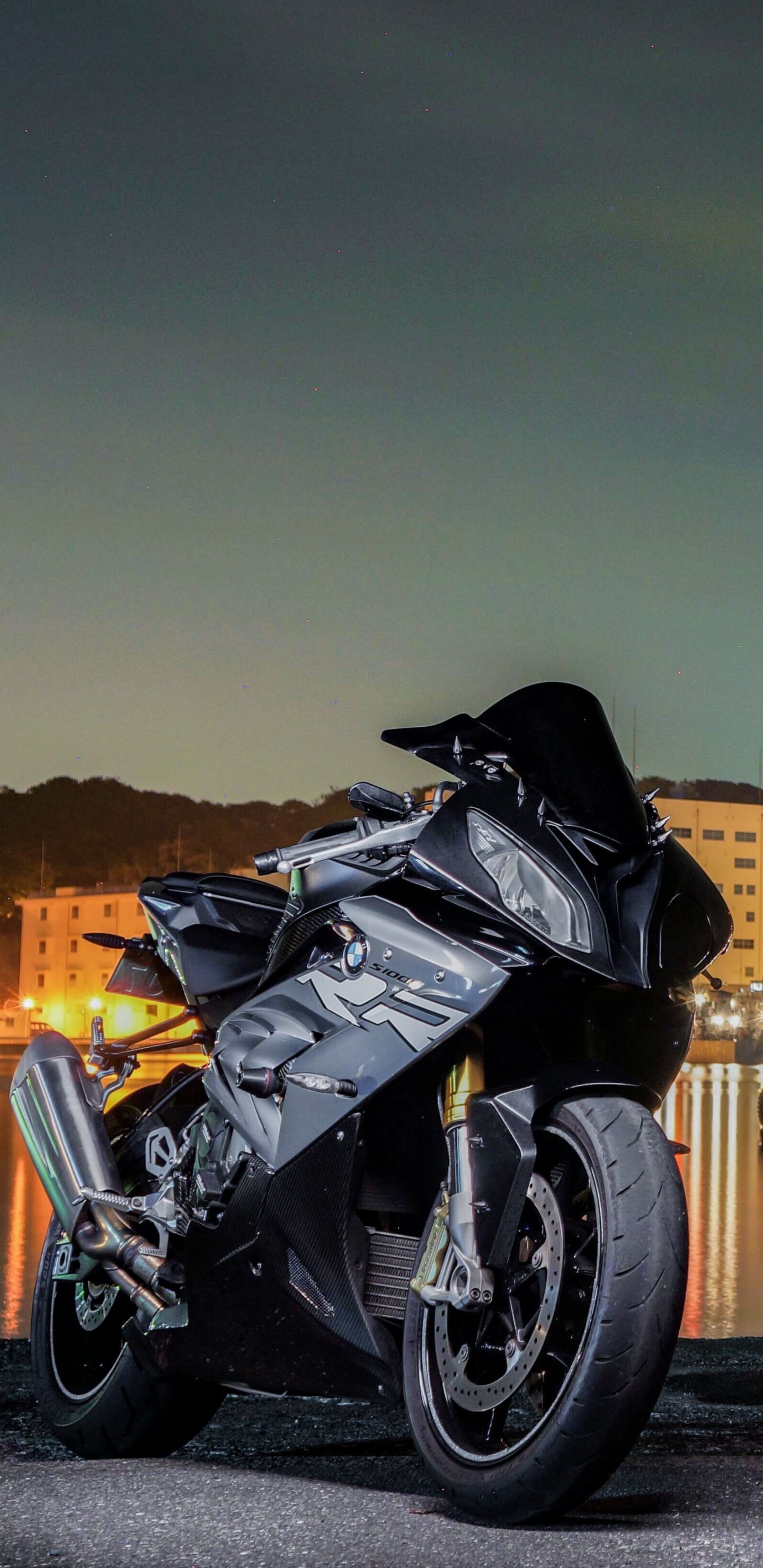 Schwarzes Sportfahrrad, Das Nachts Neben Einem Gewässer Geparkt Ist. Wallpaper in 1440x2960 Resolution