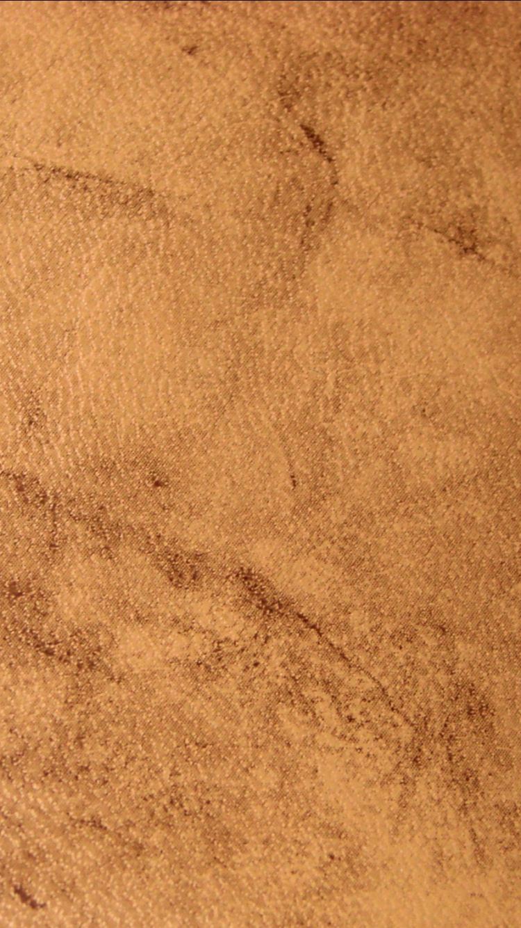 Braunes Textil Auf Braunem Holztisch. Wallpaper in 750x1334 Resolution