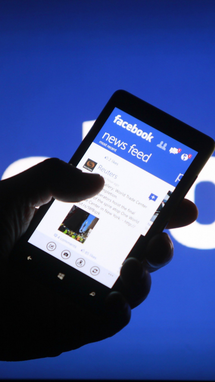 Facebook, Gadget, Dispositif Électronique, Technologie, Smartphone. Wallpaper in 750x1334 Resolution