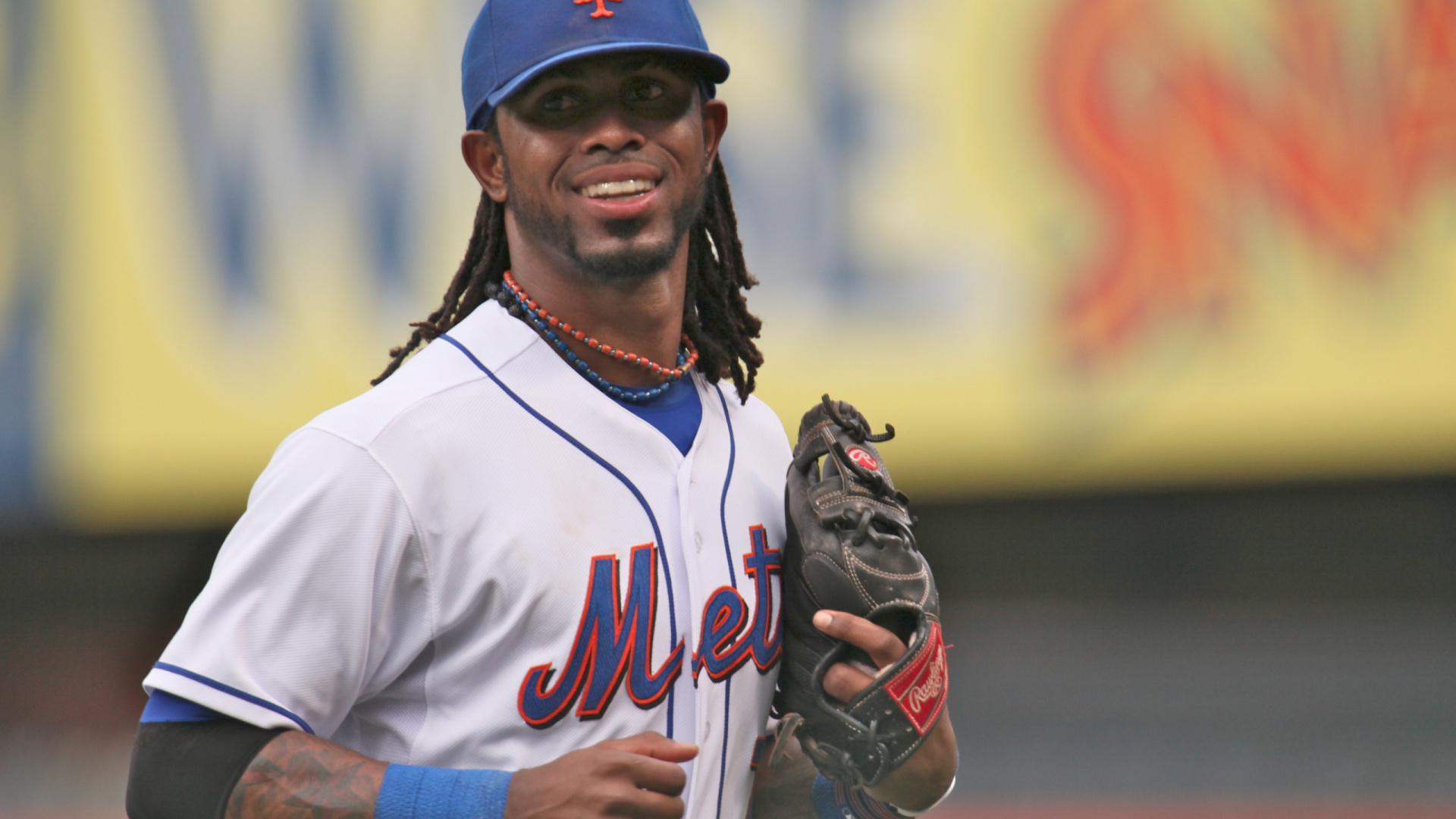 Mann im Weiß-blauen Baseball-Trikot Mit Blauer Baseball-Kappe. Wallpaper in 1920x1080 Resolution