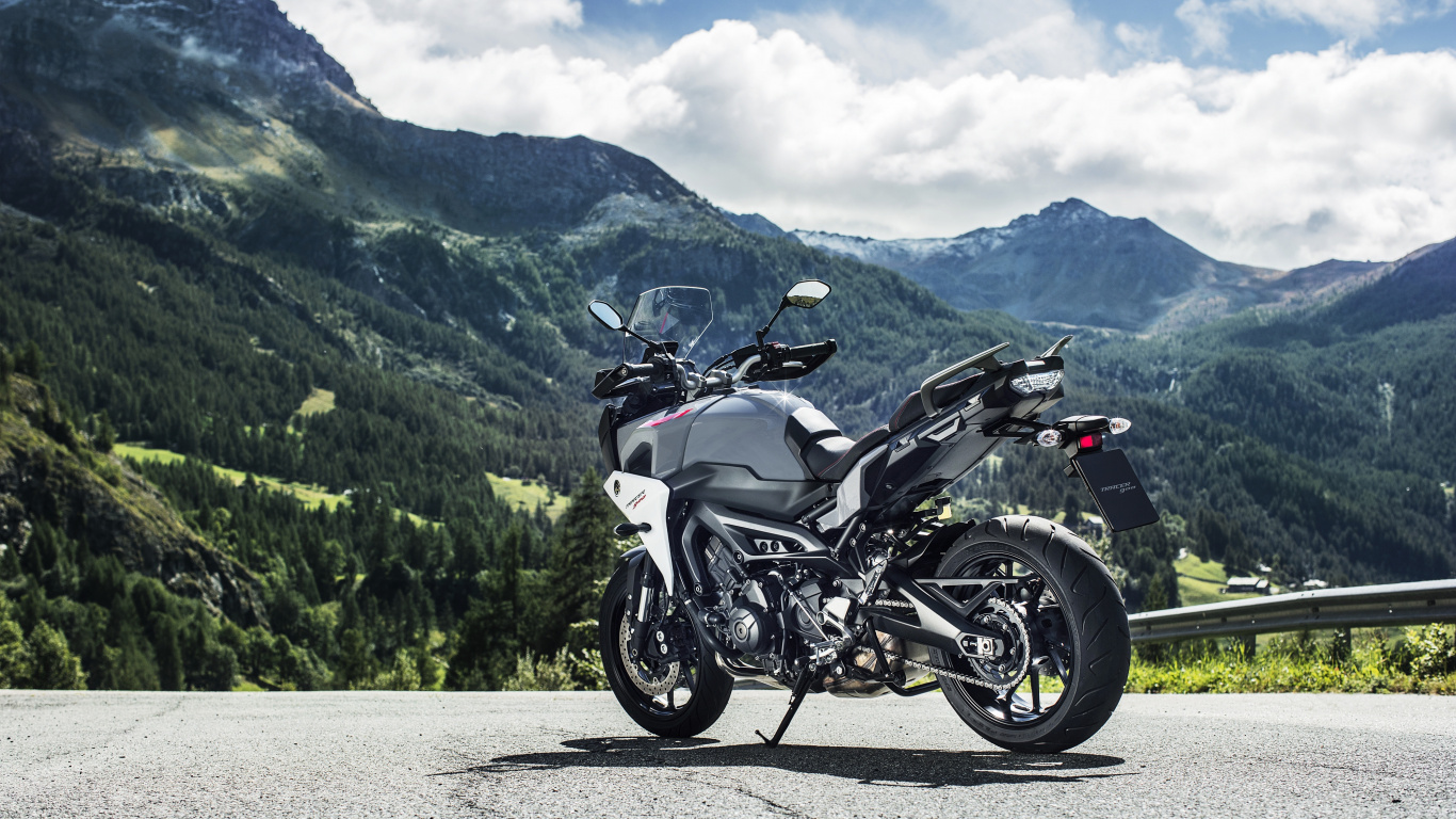 Black and Gray Sports Bike on Gray Asphalt Road During Daytime. Wallpaper in 1366x768 Resolution