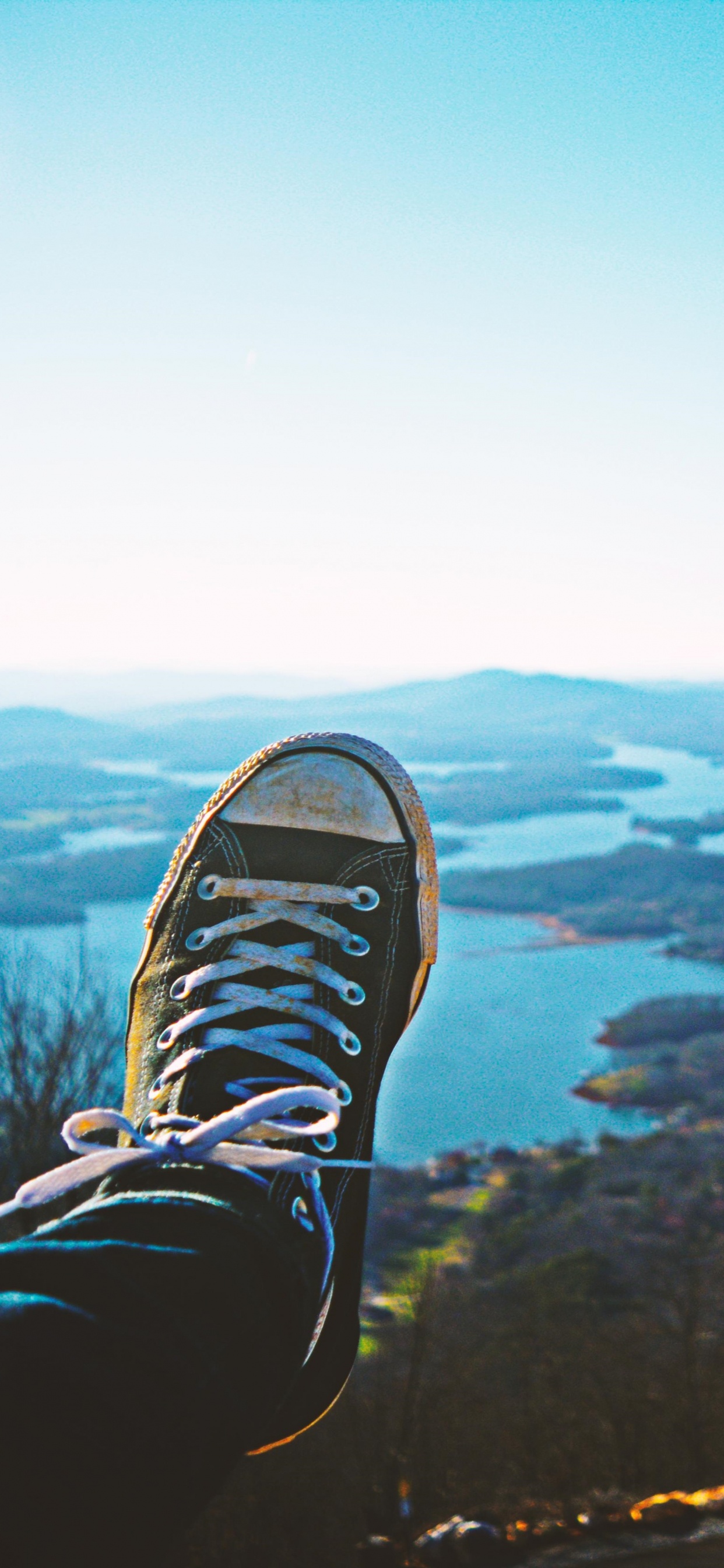 Persona en Zapatillas Blancas y Negras. Wallpaper in 1242x2688 Resolution