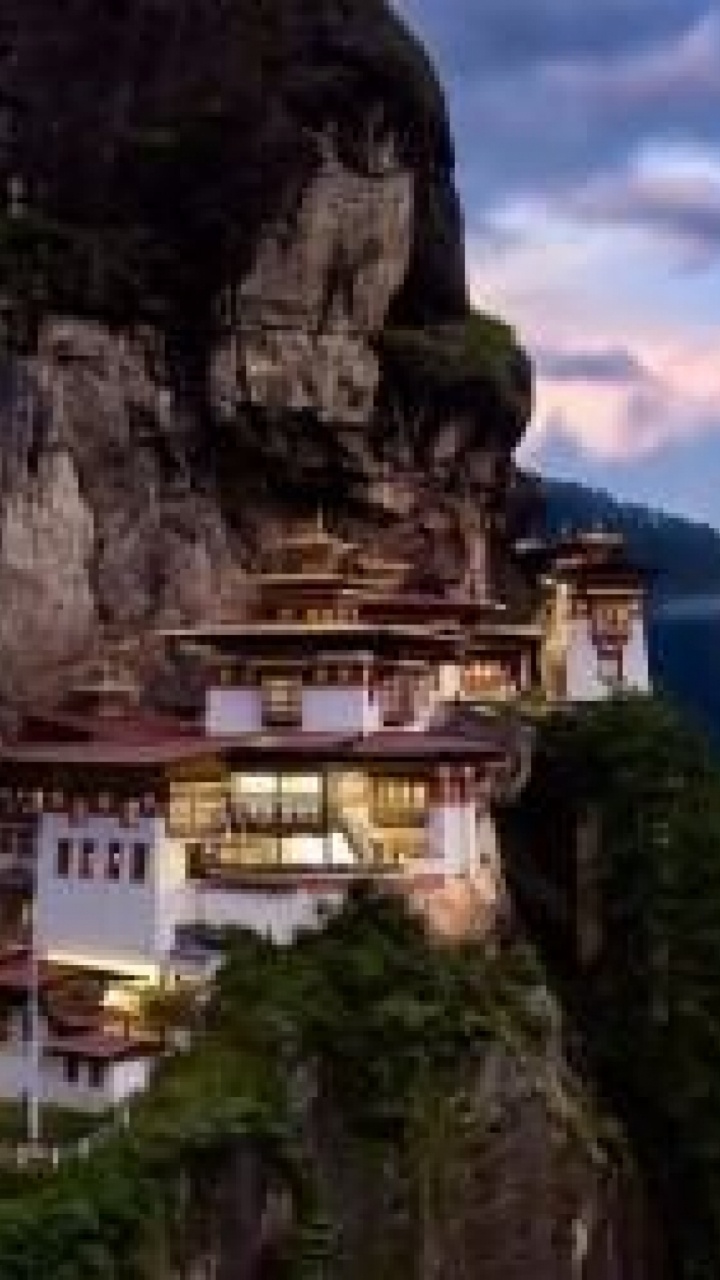 Weißes Und Braunes Betongebäude Auf Dem Berg. Wallpaper in 720x1280 Resolution