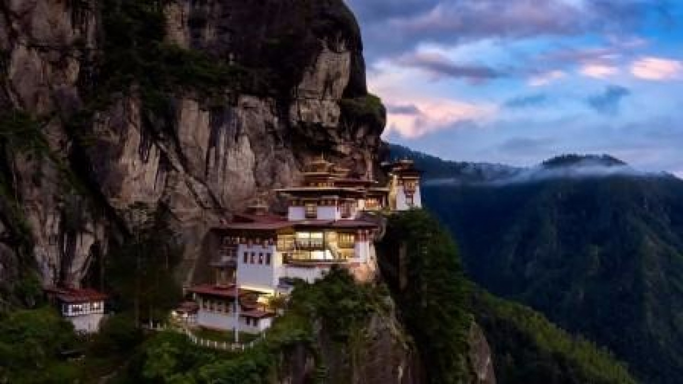 Edificio de Hormigón Blanco y Marrón en la Cima de la Montaña. Wallpaper in 1366x768 Resolution