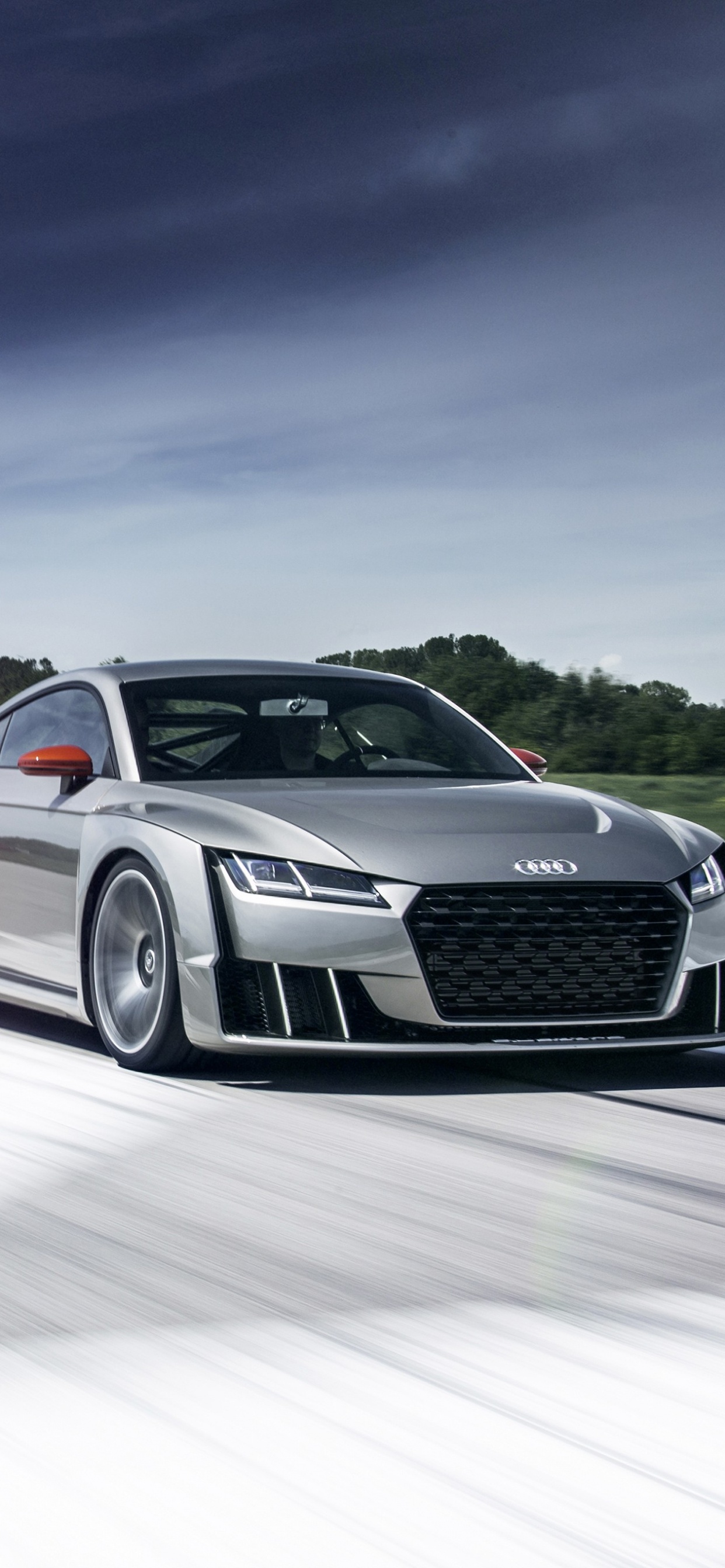 Silbernes Audi Coupé in Der Wüste Tagsüber. Wallpaper in 1242x2688 Resolution