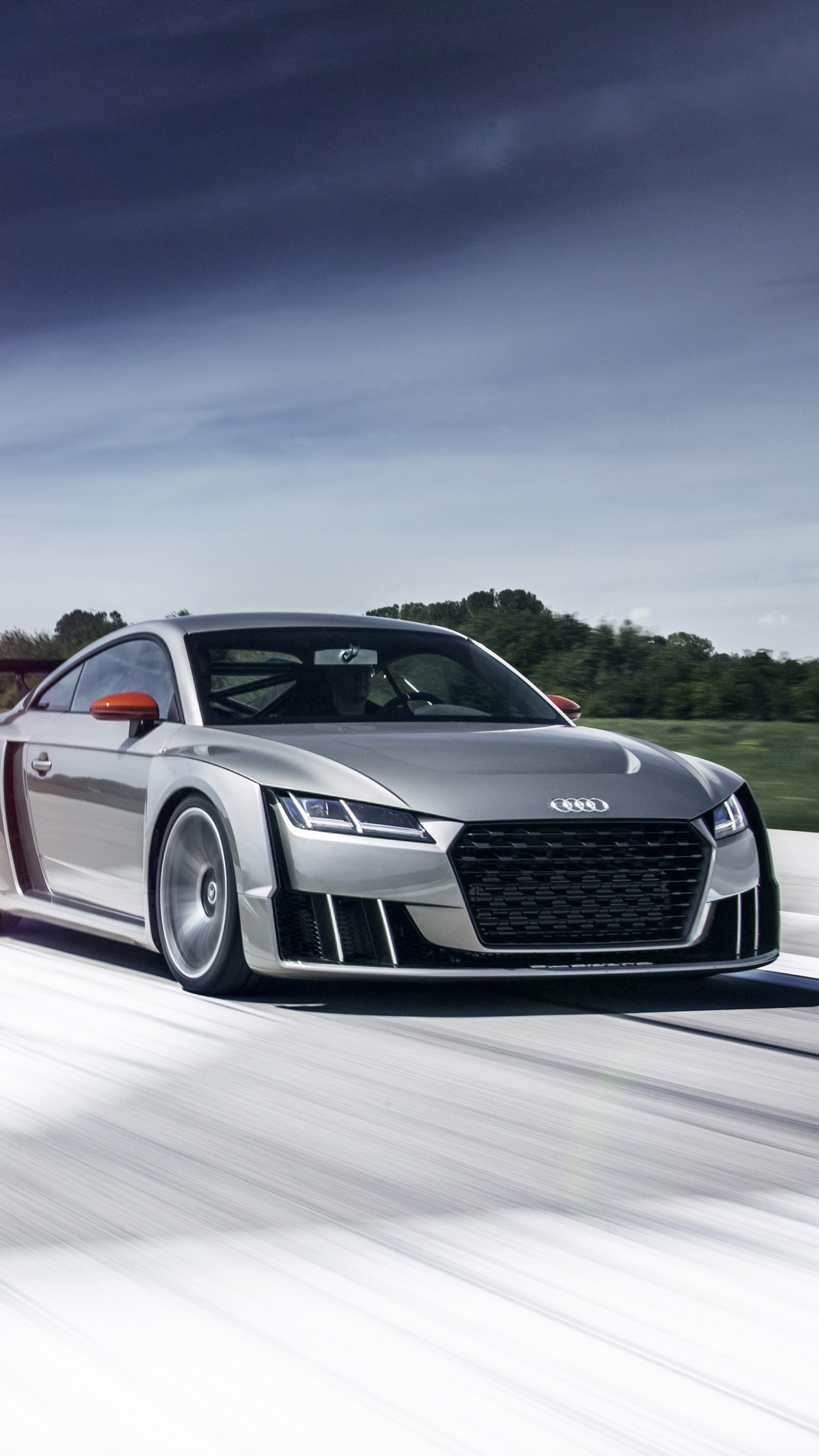 Silbernes Audi Coupé in Der Wüste Tagsüber. Wallpaper in 1440x2560 Resolution