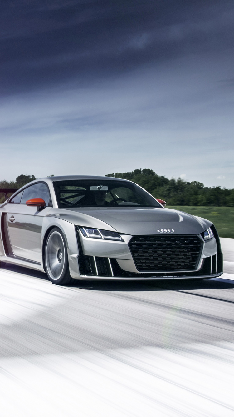 Silbernes Audi Coupé in Der Wüste Tagsüber. Wallpaper in 750x1334 Resolution