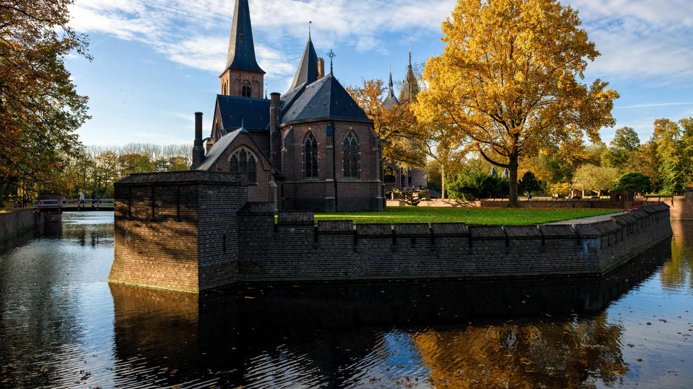 Braunes Und Graues Betongebäude in Der Nähe Von Gewässern Unter Blauem Himmel Tagsüber. Wallpaper in 1366x768 Resolution