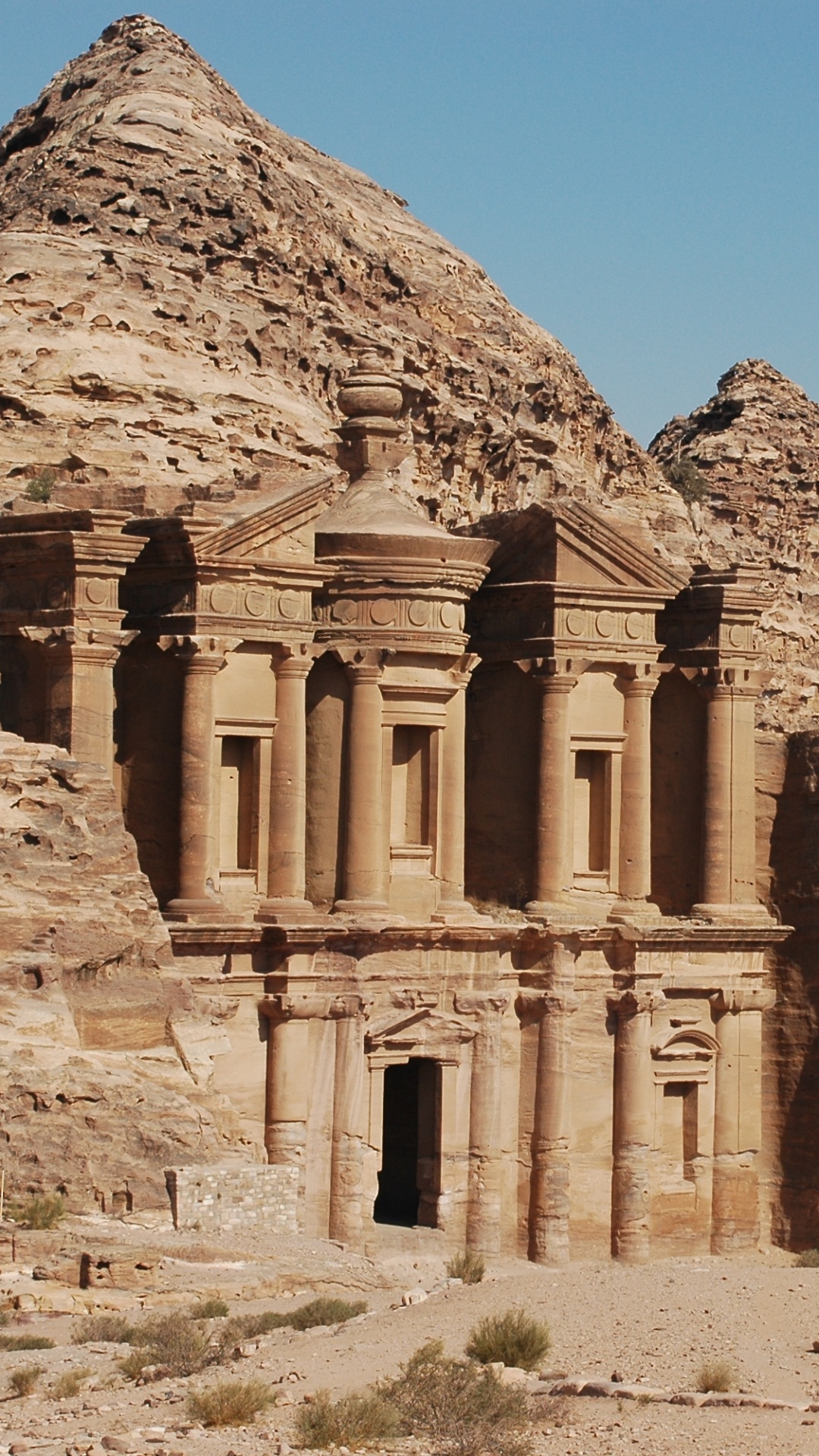 Bâtiment en Béton Brun Sous Ciel Bleu Pendant la Journée. Wallpaper in 1080x1920 Resolution
