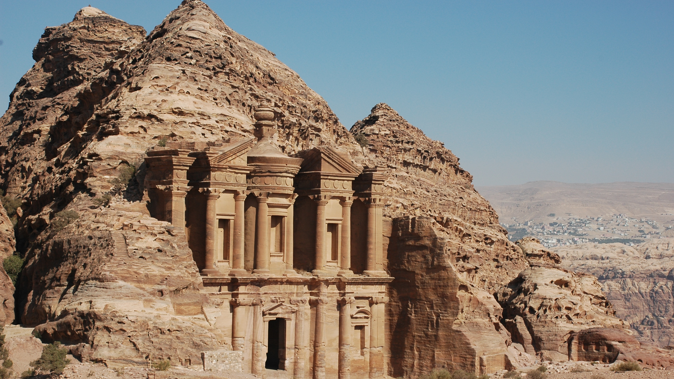 Bâtiment en Béton Brun Sous Ciel Bleu Pendant la Journée. Wallpaper in 2560x1440 Resolution