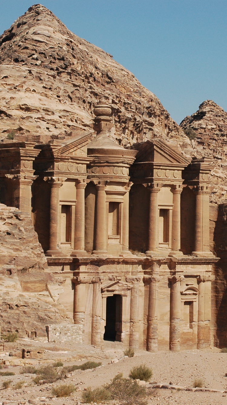 Edificio de Hormigón Marrón Bajo un Cielo Azul Durante el Día. Wallpaper in 750x1334 Resolution