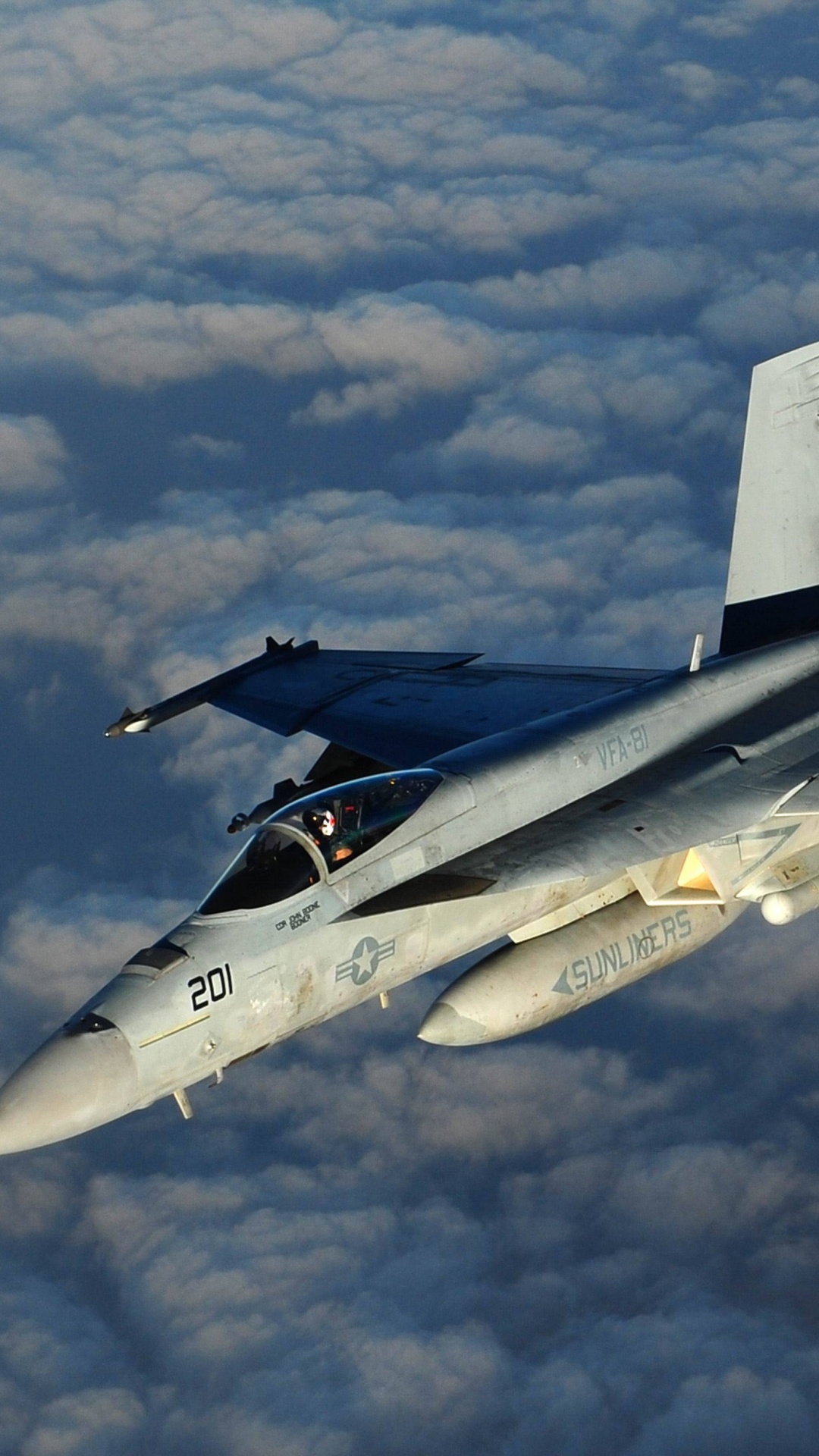 Avion à Réaction Blanc et Noir Volant Sous Des Nuages Blancs Pendant la Journée. Wallpaper in 1080x1920 Resolution