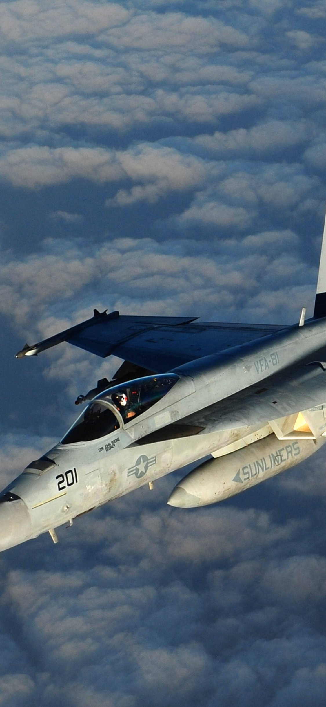 Avion à Réaction Blanc et Noir Volant Sous Des Nuages Blancs Pendant la Journée. Wallpaper in 1125x2436 Resolution