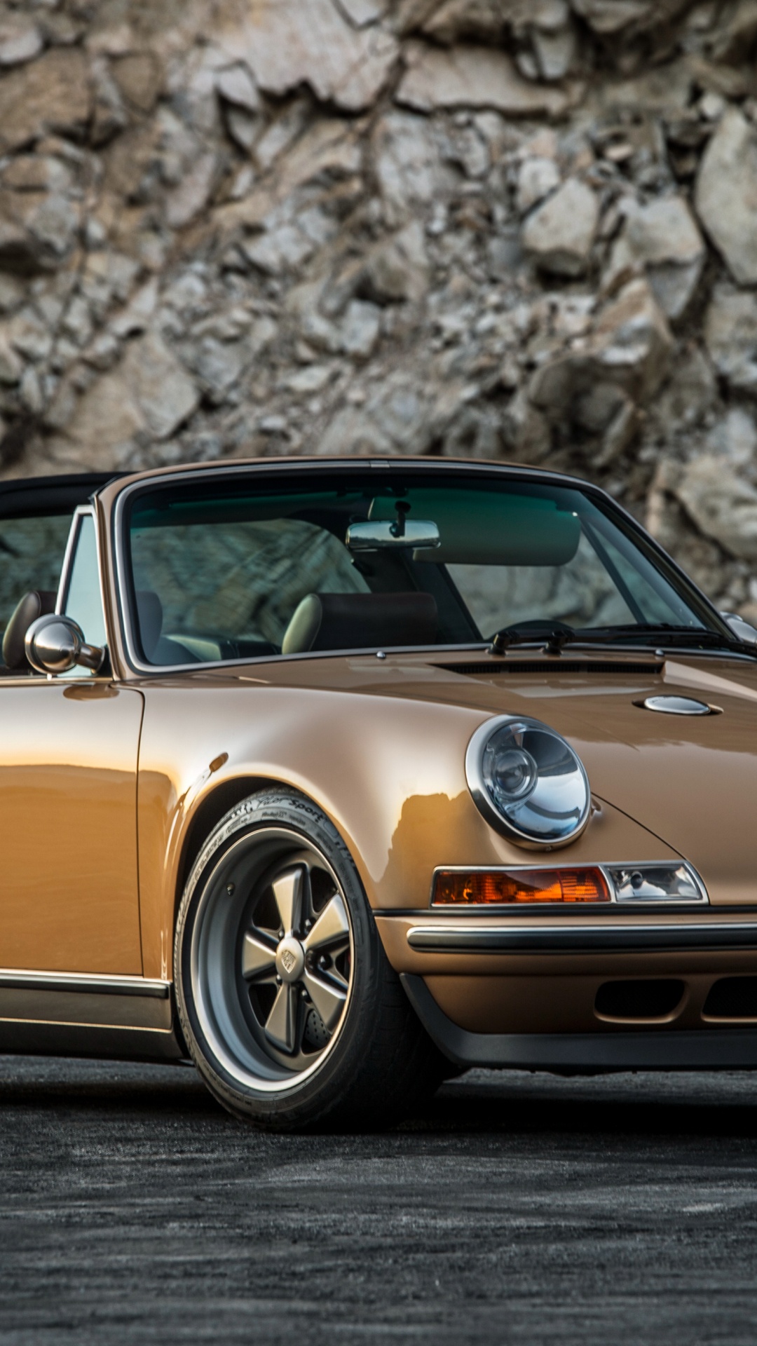 Braunes Mercedes-benz-coupé, Das Tagsüber Auf Grauem Betonpflaster Geparkt Ist. Wallpaper in 1080x1920 Resolution