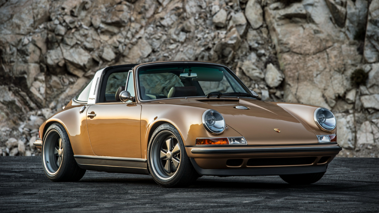 Mercedes Benz Coupe Marrón Estacionado Sobre Pavimento de Hormigón Gris Durante el Día. Wallpaper in 1280x720 Resolution