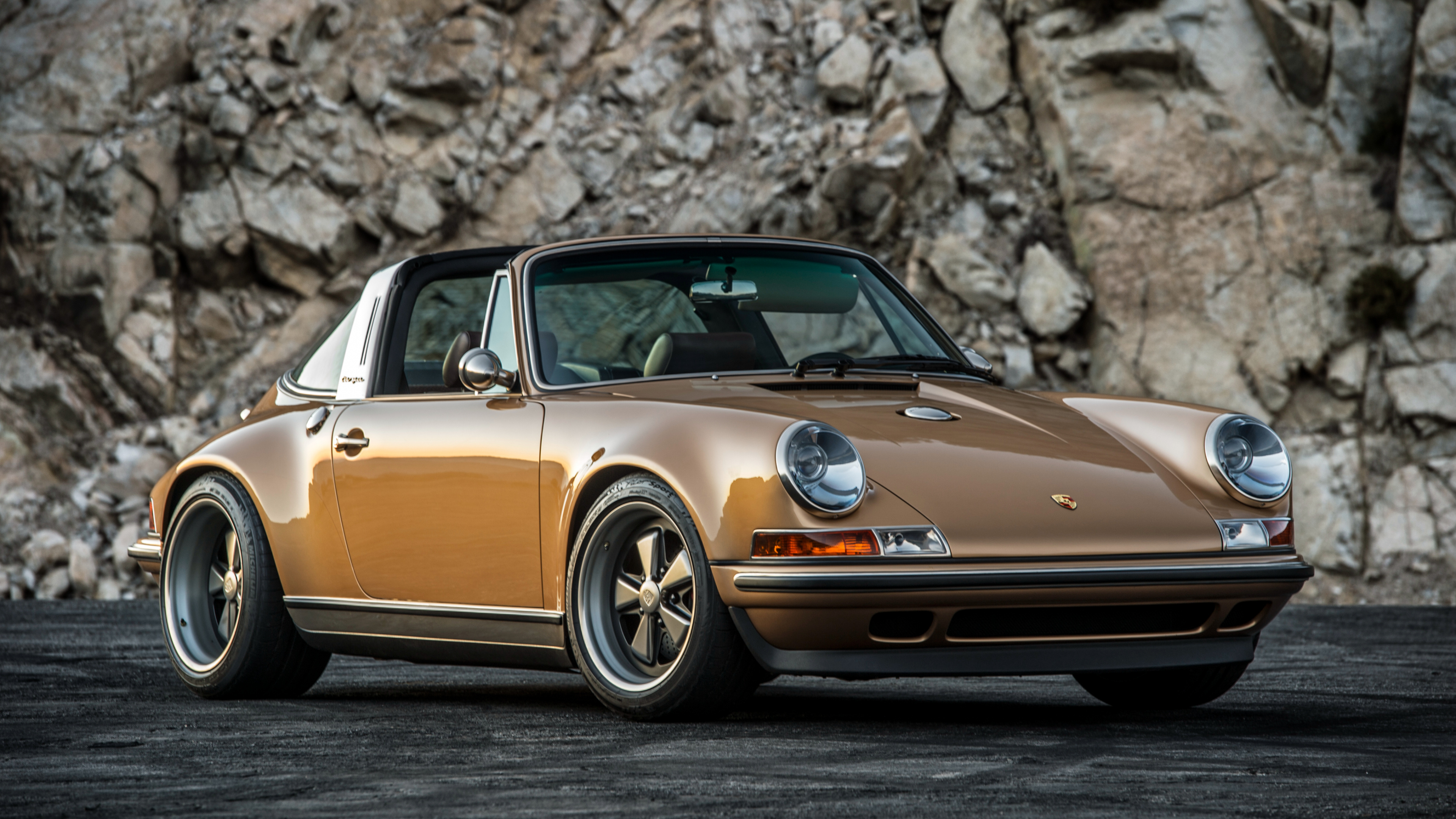 Mercedes Benz Coupe Marrón Estacionado Sobre Pavimento de Hormigón Gris Durante el Día. Wallpaper in 3840x2160 Resolution