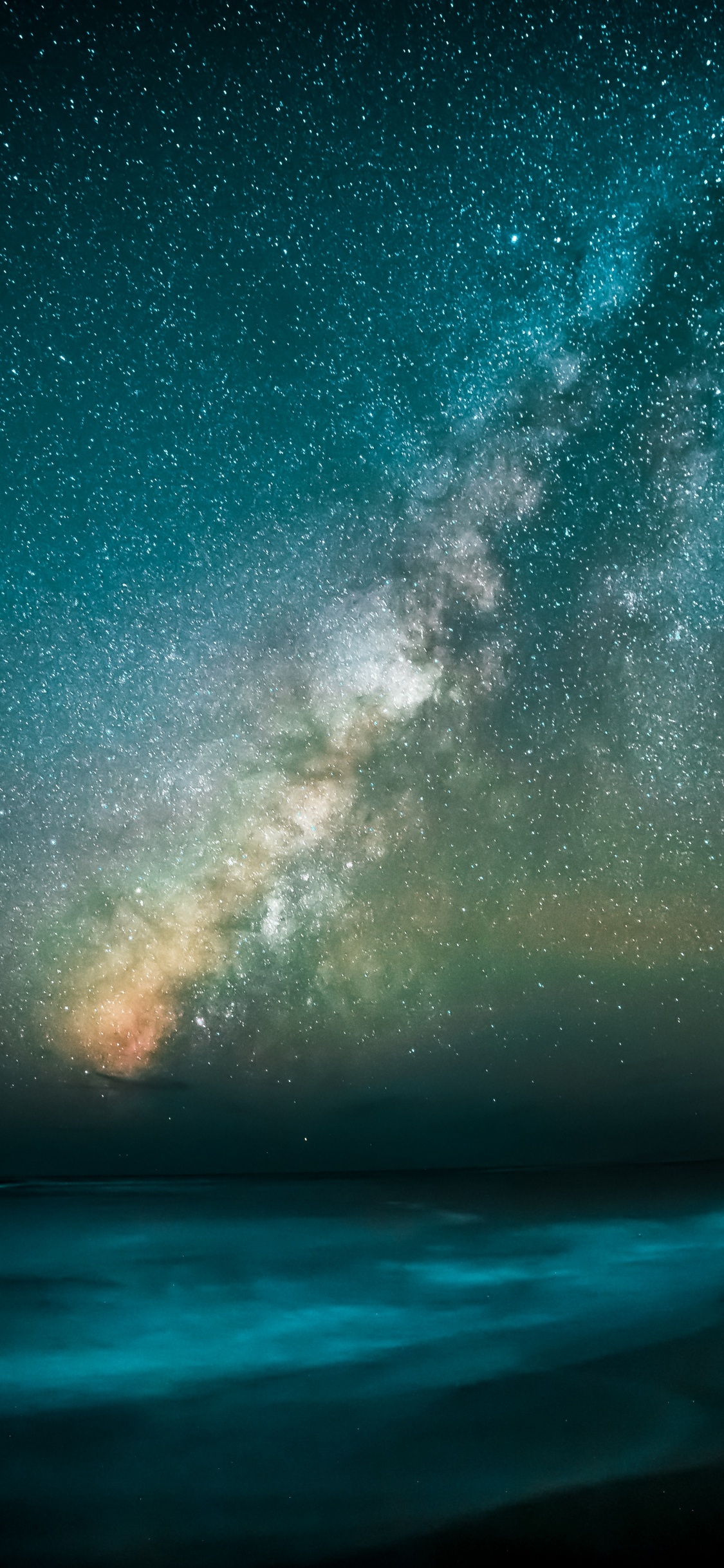 Hombre Mirando la Vía Láctea, Vía Láctea, Tierra, Galaxia, Estrella. Wallpaper in 1125x2436 Resolution