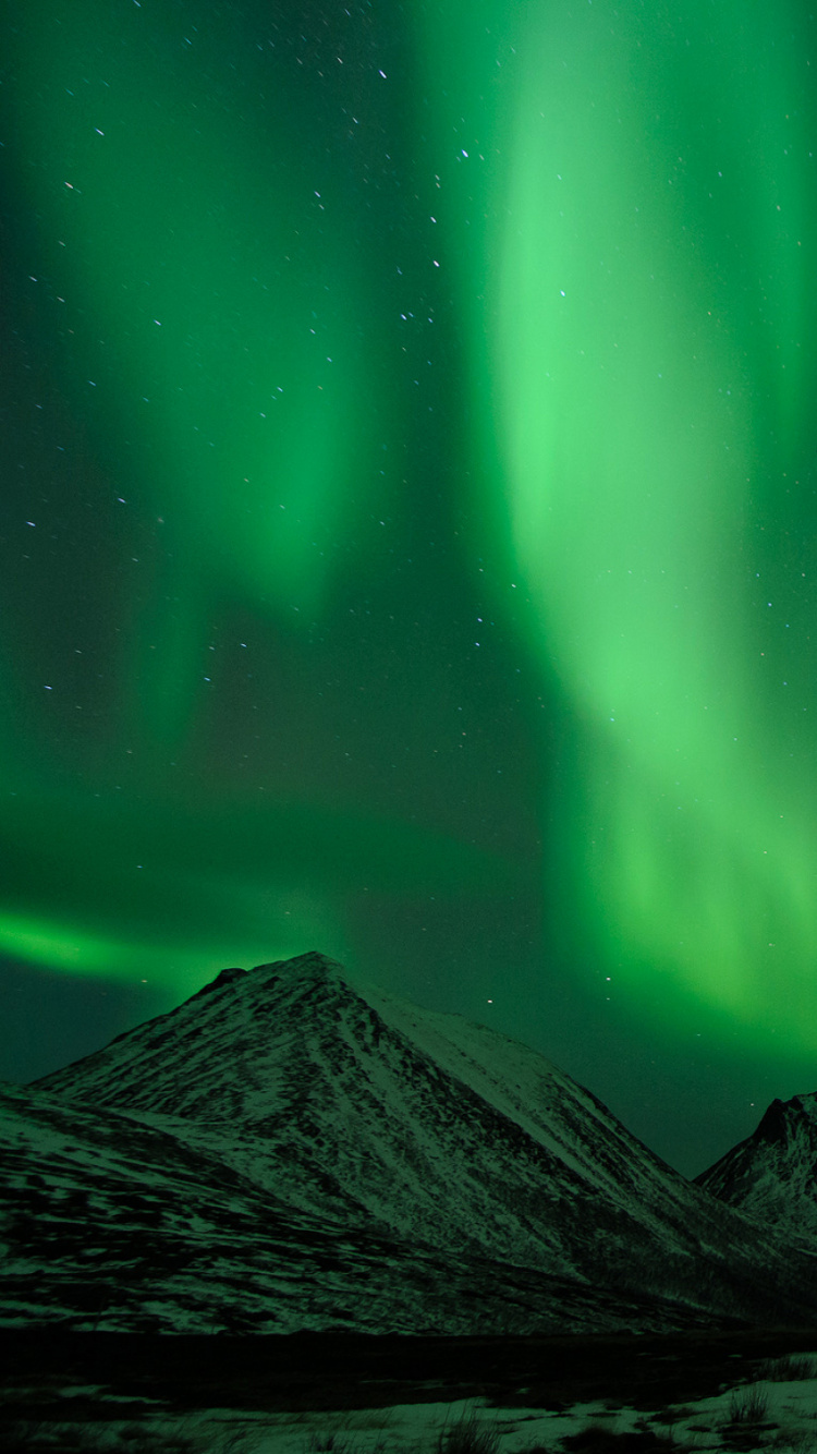 Luces de la Aurora Verde Sobre la Montaña en Blanco y Negro. Wallpaper in 750x1334 Resolution