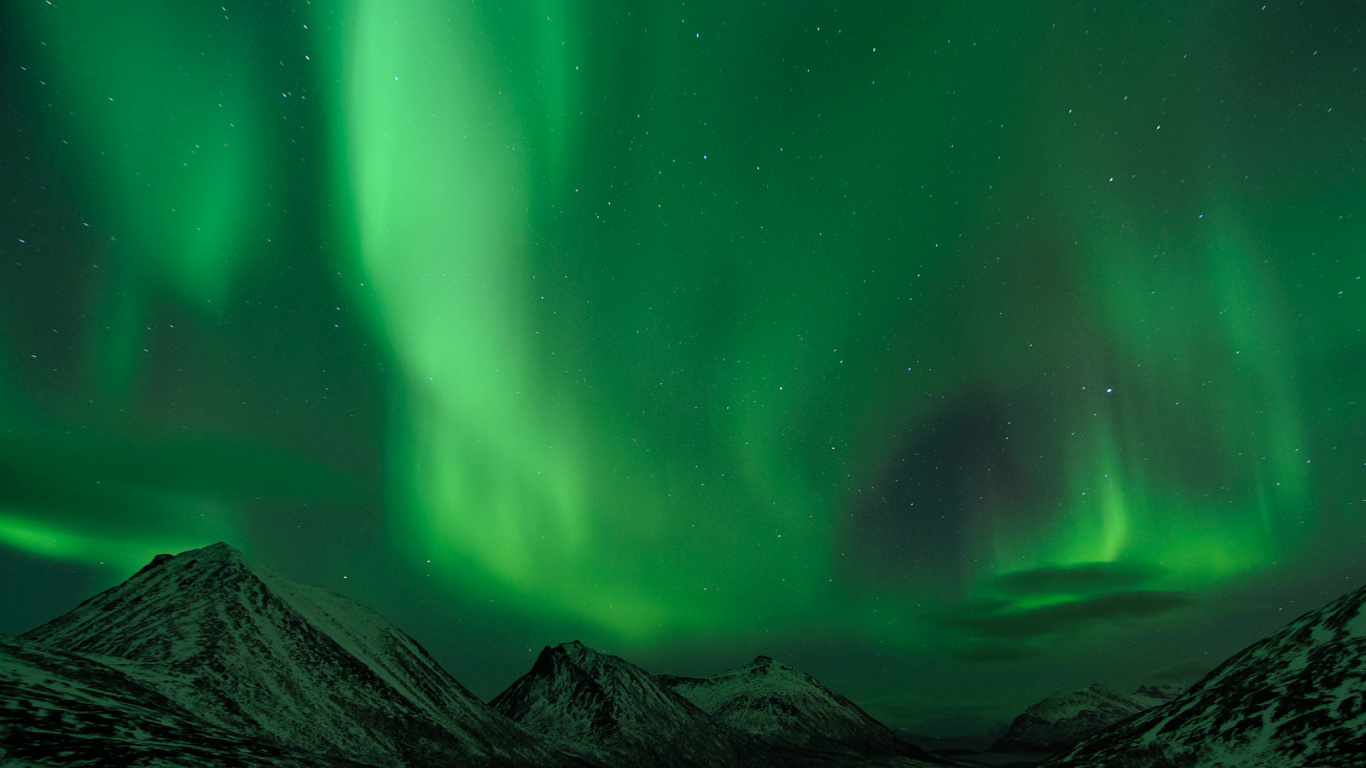 Grüne Auroralichter Über Schwarz-weißem Berg. Wallpaper in 1366x768 Resolution