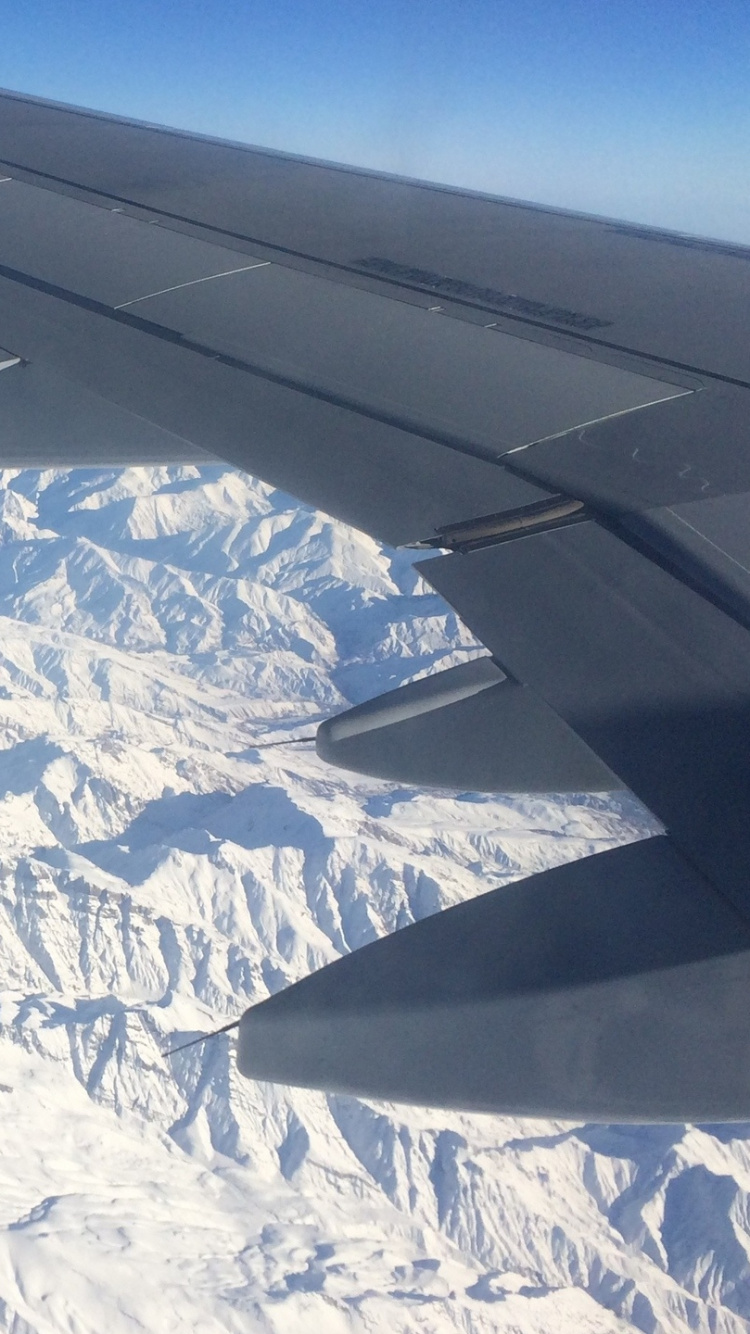 Weißer Und Blauer Schneebedeckter Berg. Wallpaper in 750x1334 Resolution