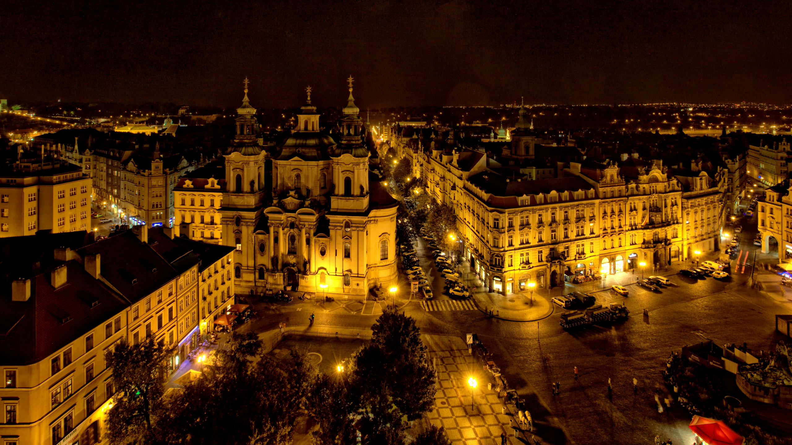 Edificio de Hormigón Blanco Durante la Noche. Wallpaper in 2560x1440 Resolution