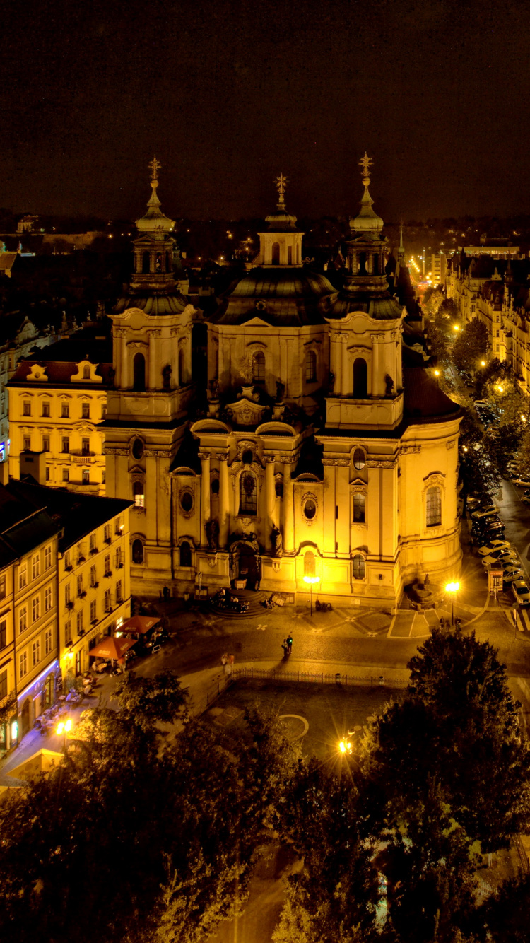 Weißes Betongebäude Während Der Nacht. Wallpaper in 750x1334 Resolution