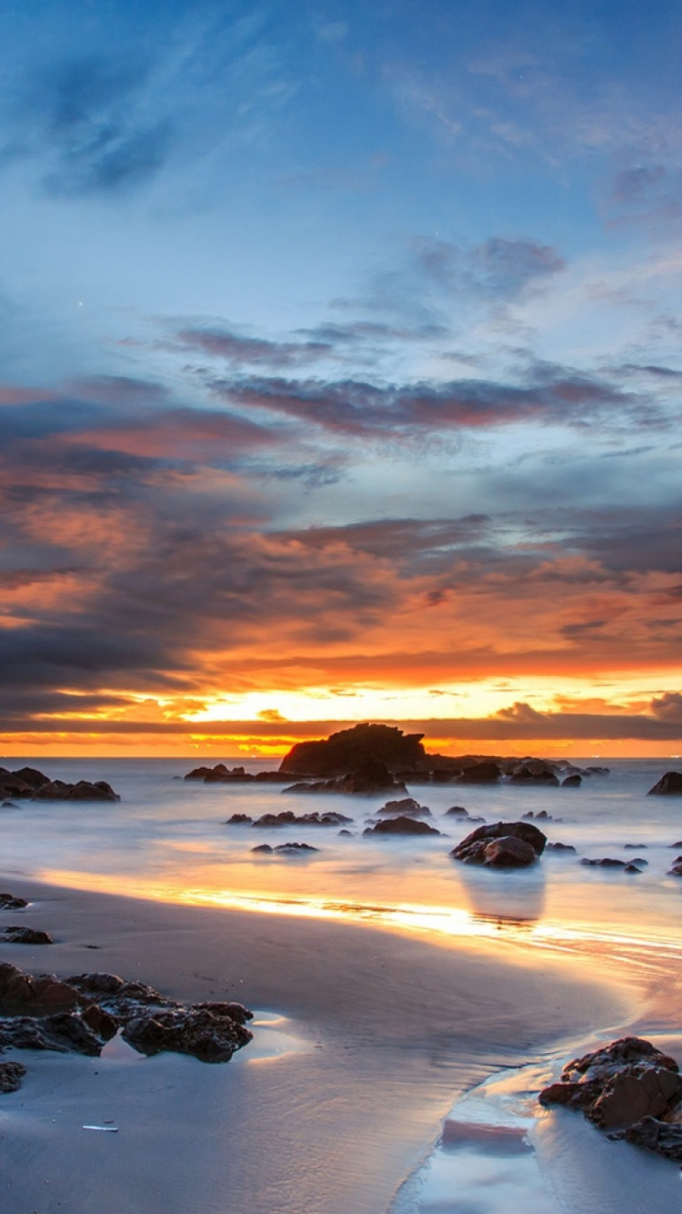 Côte Rocheuse Sous un Ciel Nuageux au Coucher du Soleil. Wallpaper in 750x1334 Resolution