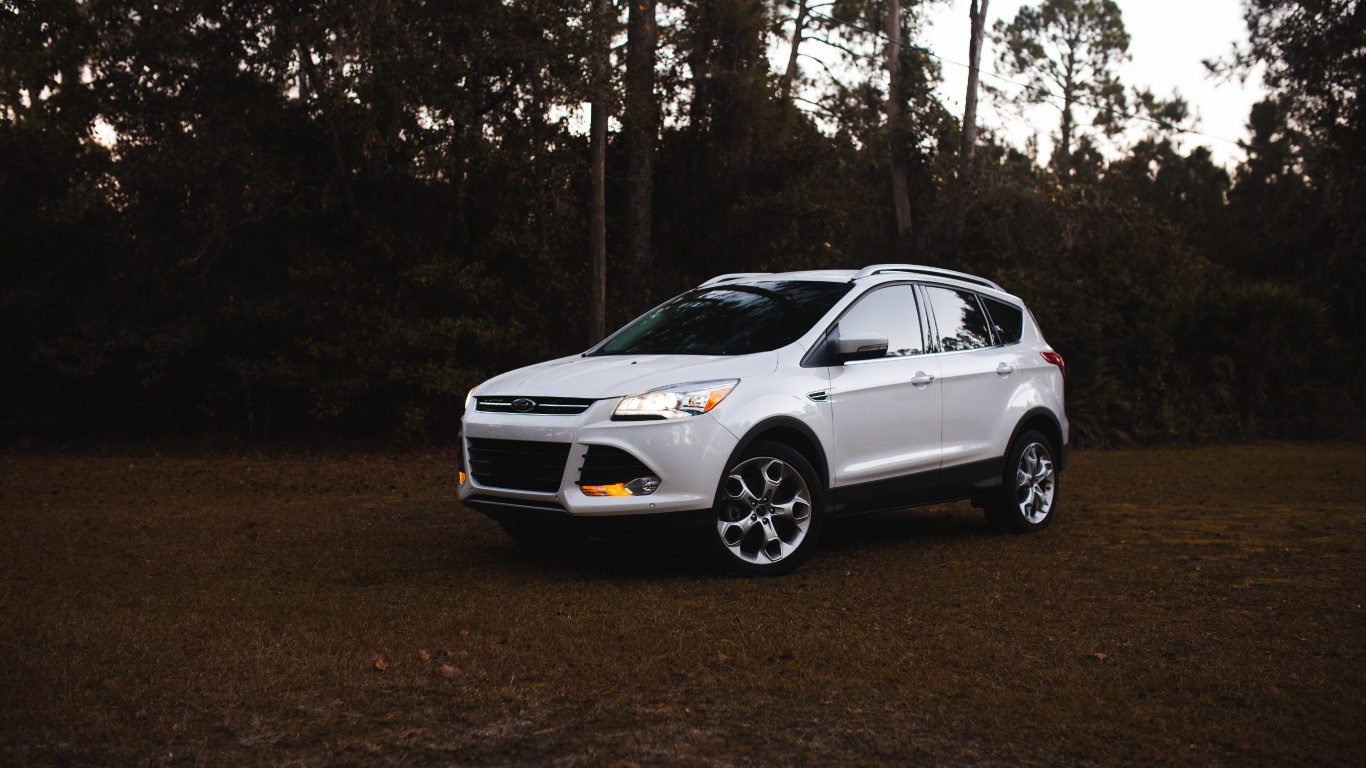 Bmw m 3 Blanco Estacionado en el Bosque Durante el Día. Wallpaper in 1366x768 Resolution