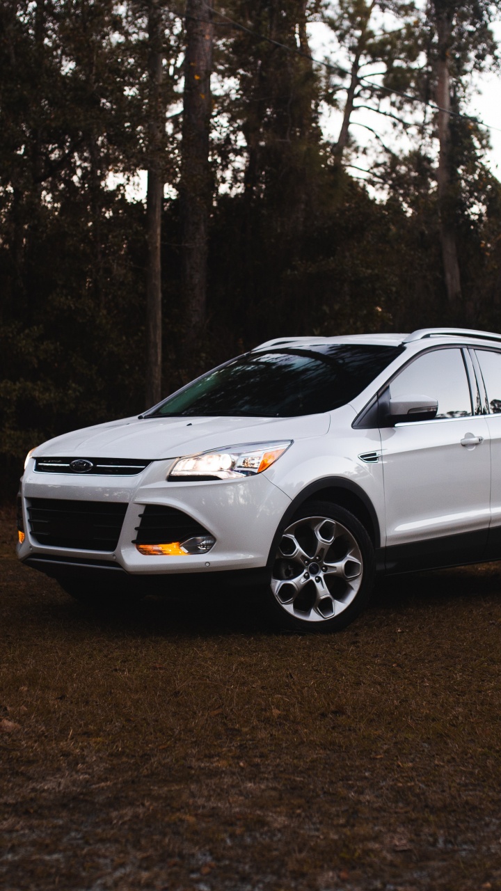 Bmw m 3 Blanco Estacionado en el Bosque Durante el Día. Wallpaper in 720x1280 Resolution