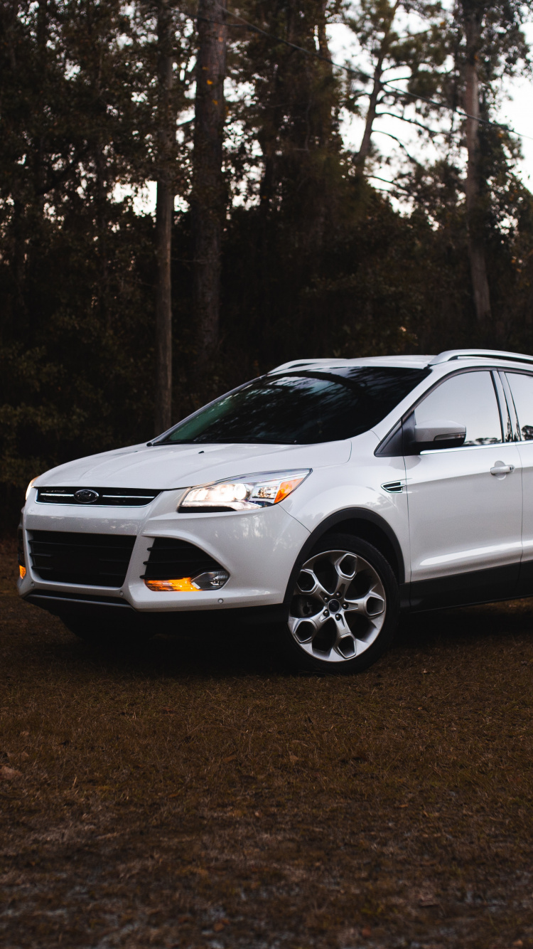 Bmw m 3 Blanco Estacionado en el Bosque Durante el Día. Wallpaper in 750x1334 Resolution