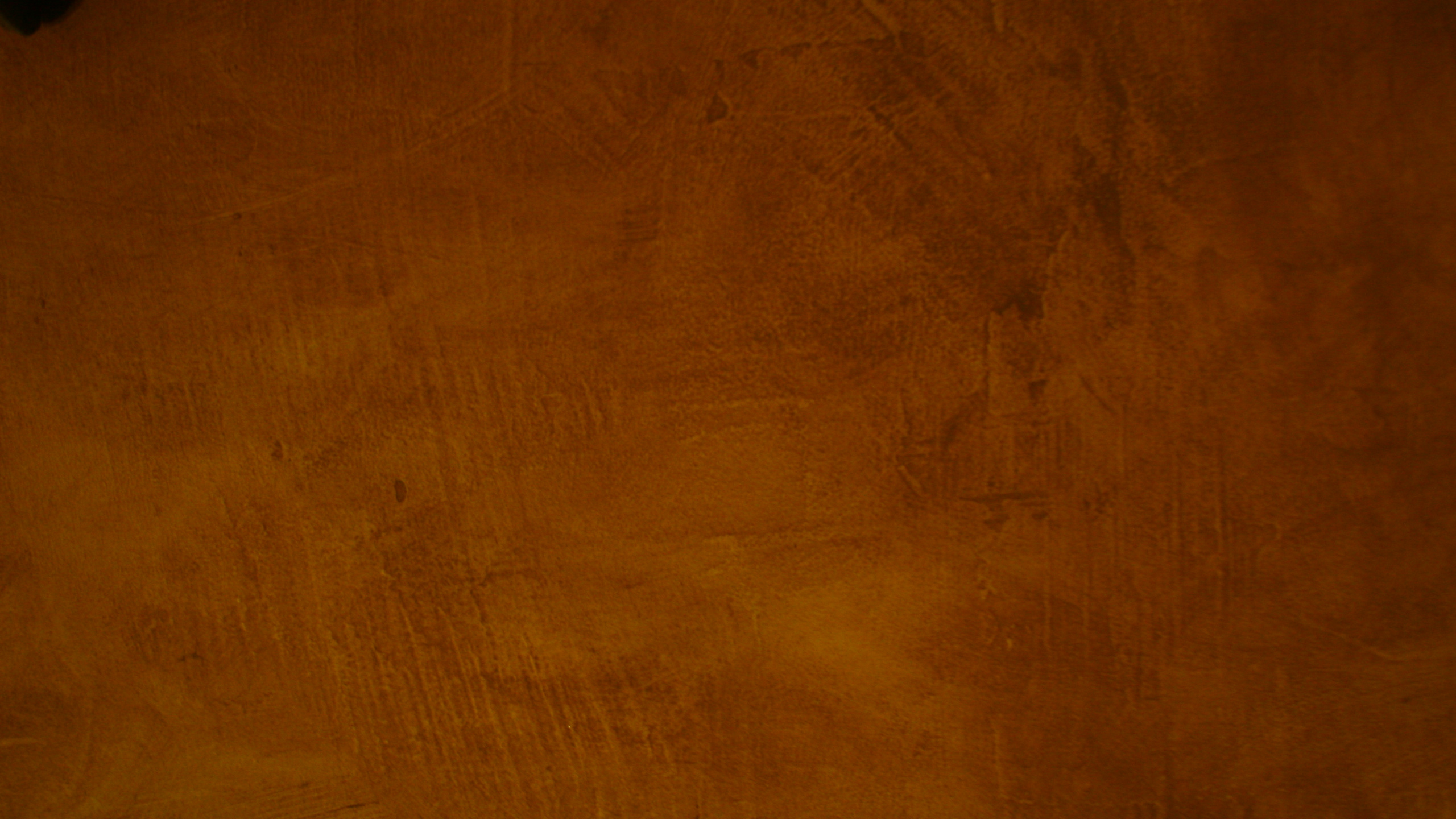 Brauner Holzboden Mit Weißem Textil. Wallpaper in 2560x1440 Resolution