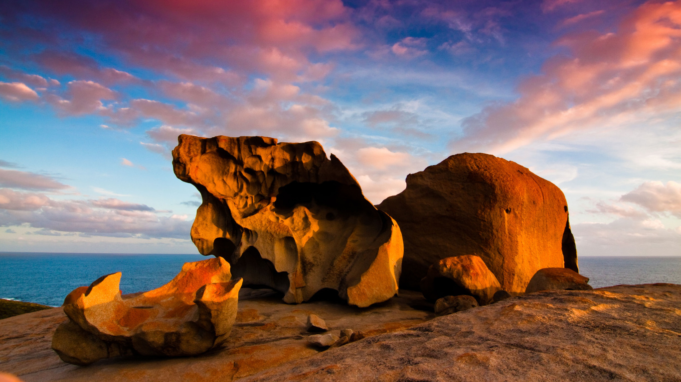 Brown Rock Formation on Sea Shore During Daytime. Wallpaper in 1366x768 Resolution