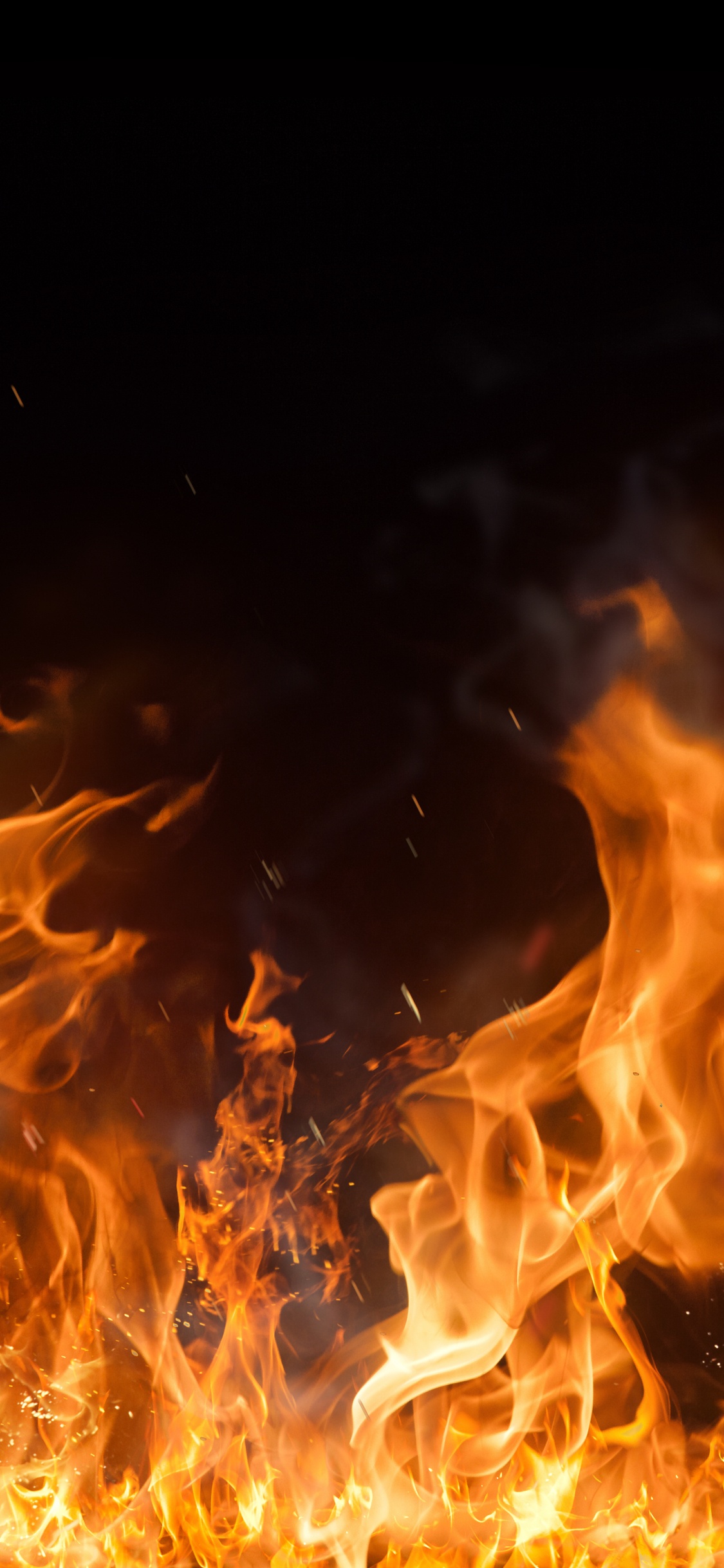 Fuego Naranja y Amarillo Sobre Fondo Negro. Wallpaper in 1125x2436 Resolution