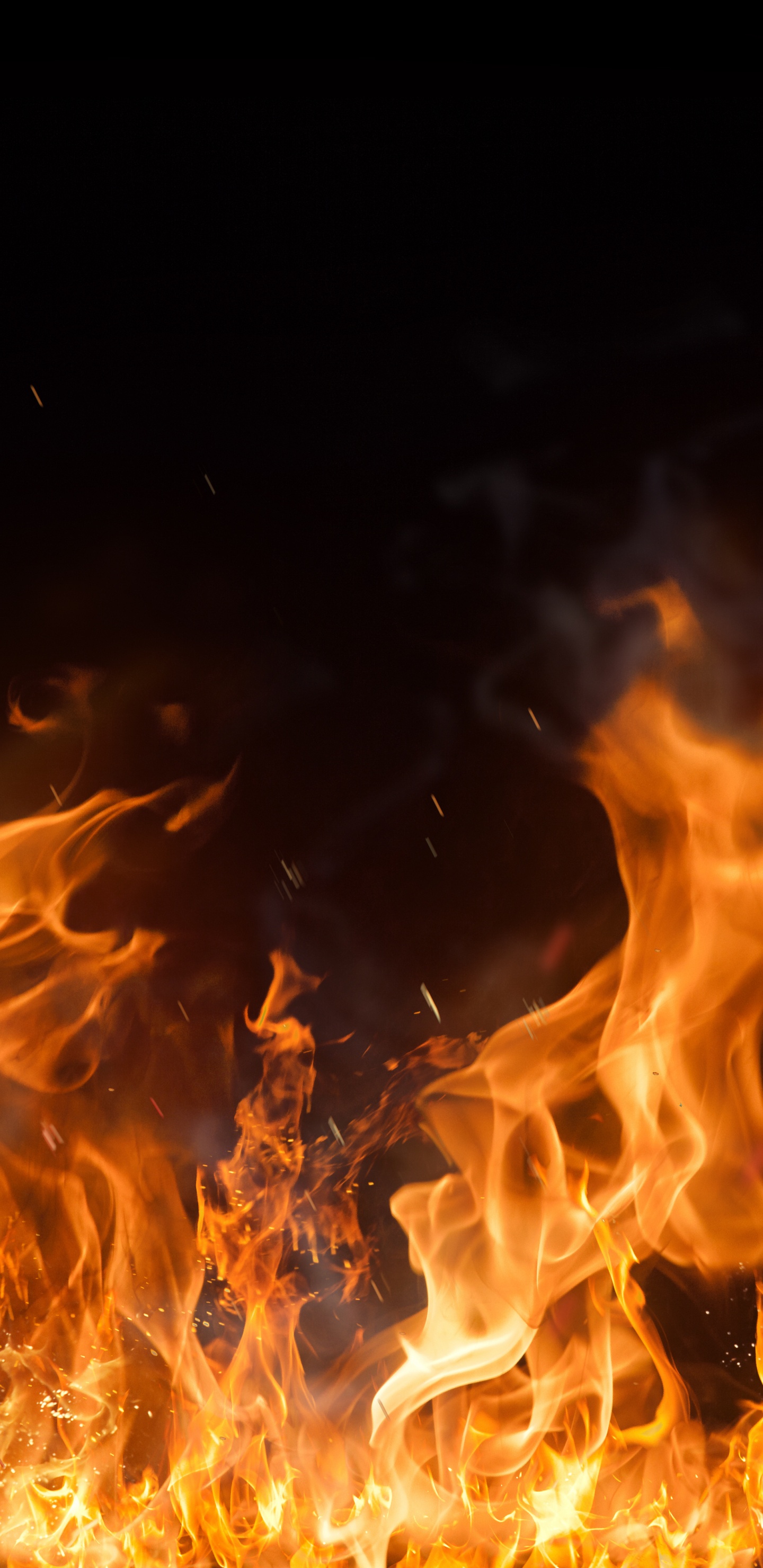 Fuego Naranja y Amarillo Sobre Fondo Negro. Wallpaper in 1440x2960 Resolution