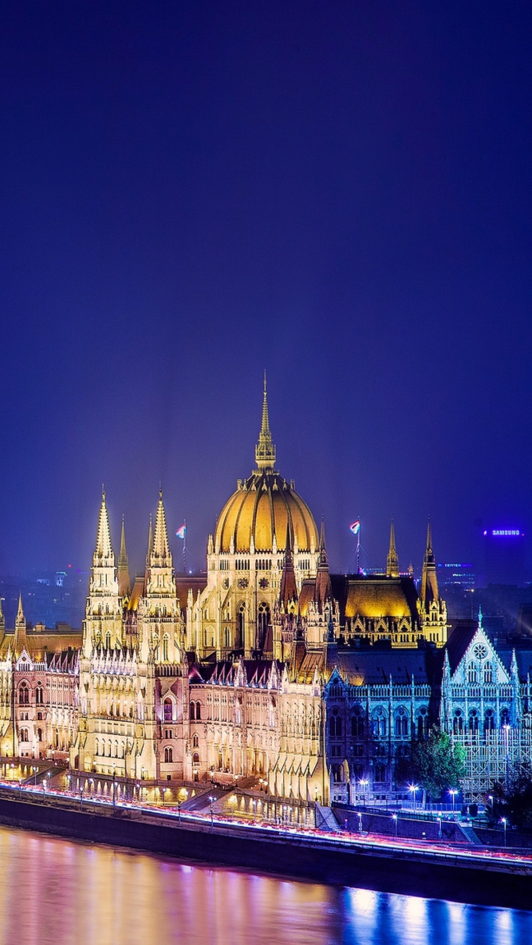 Bâtiment en Béton Brun Près D'un Plan D'eau Pendant la Nuit. Wallpaper in 1080x1920 Resolution