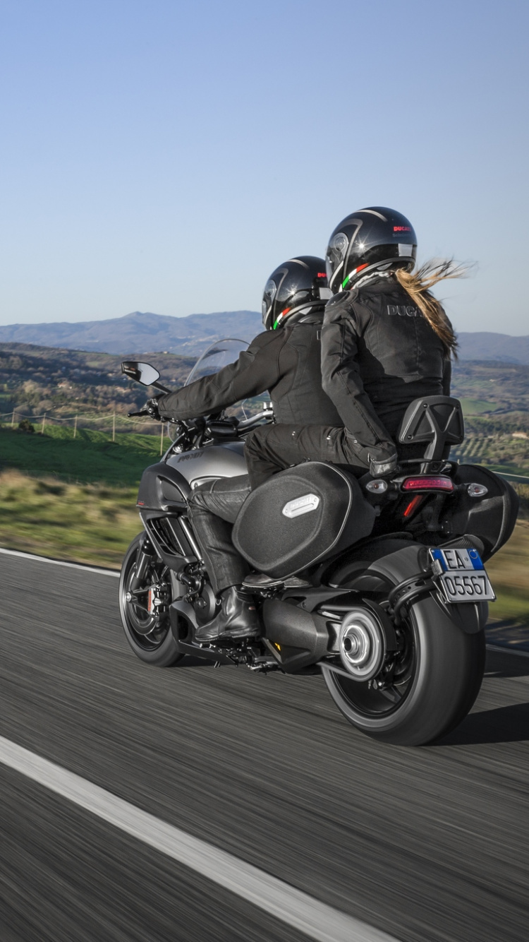 Mann Mit Schwarzem Helm, Der Tagsüber Motorrad Auf Der Straße Fährt. Wallpaper in 750x1334 Resolution