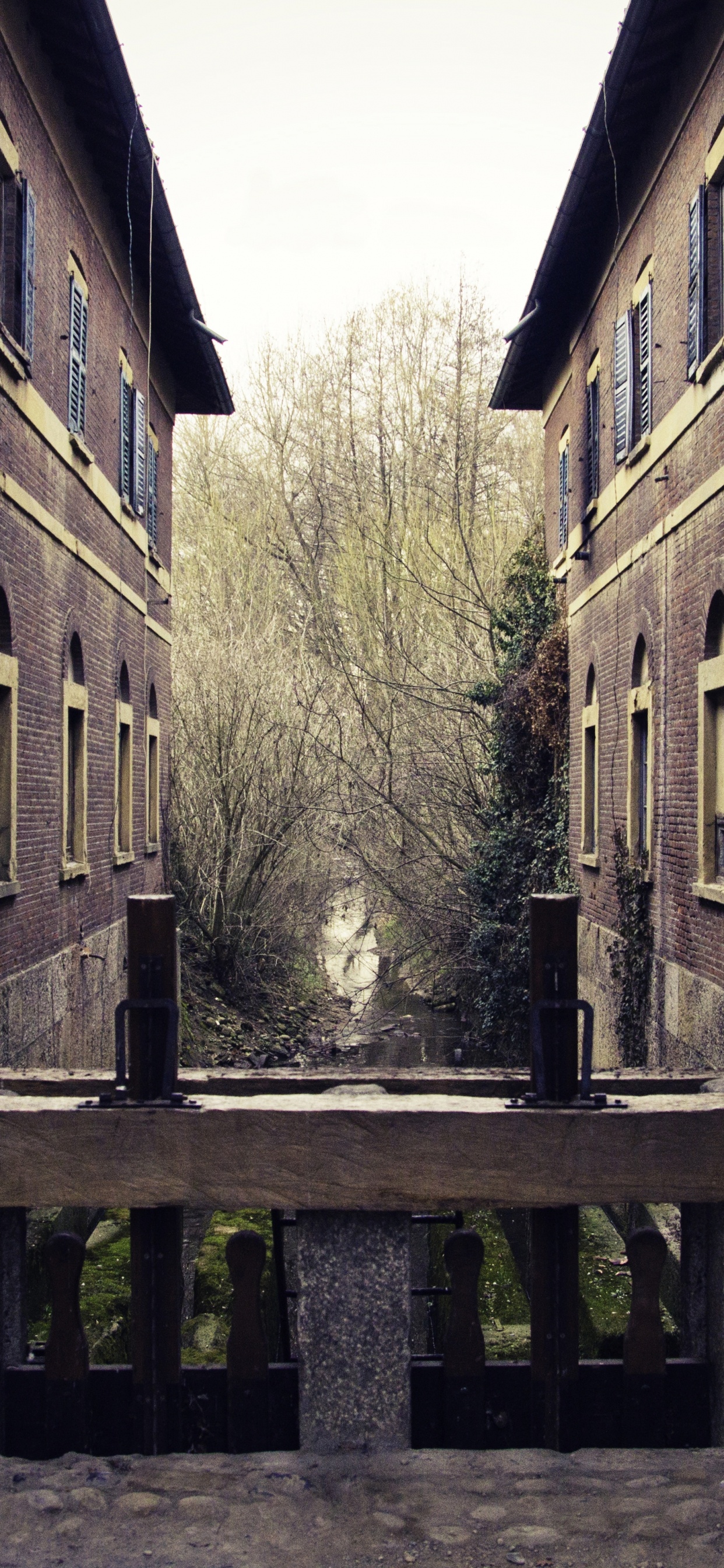 Brown Wooden Fence Near Brown Concrete Building During Daytime. Wallpaper in 1242x2688 Resolution