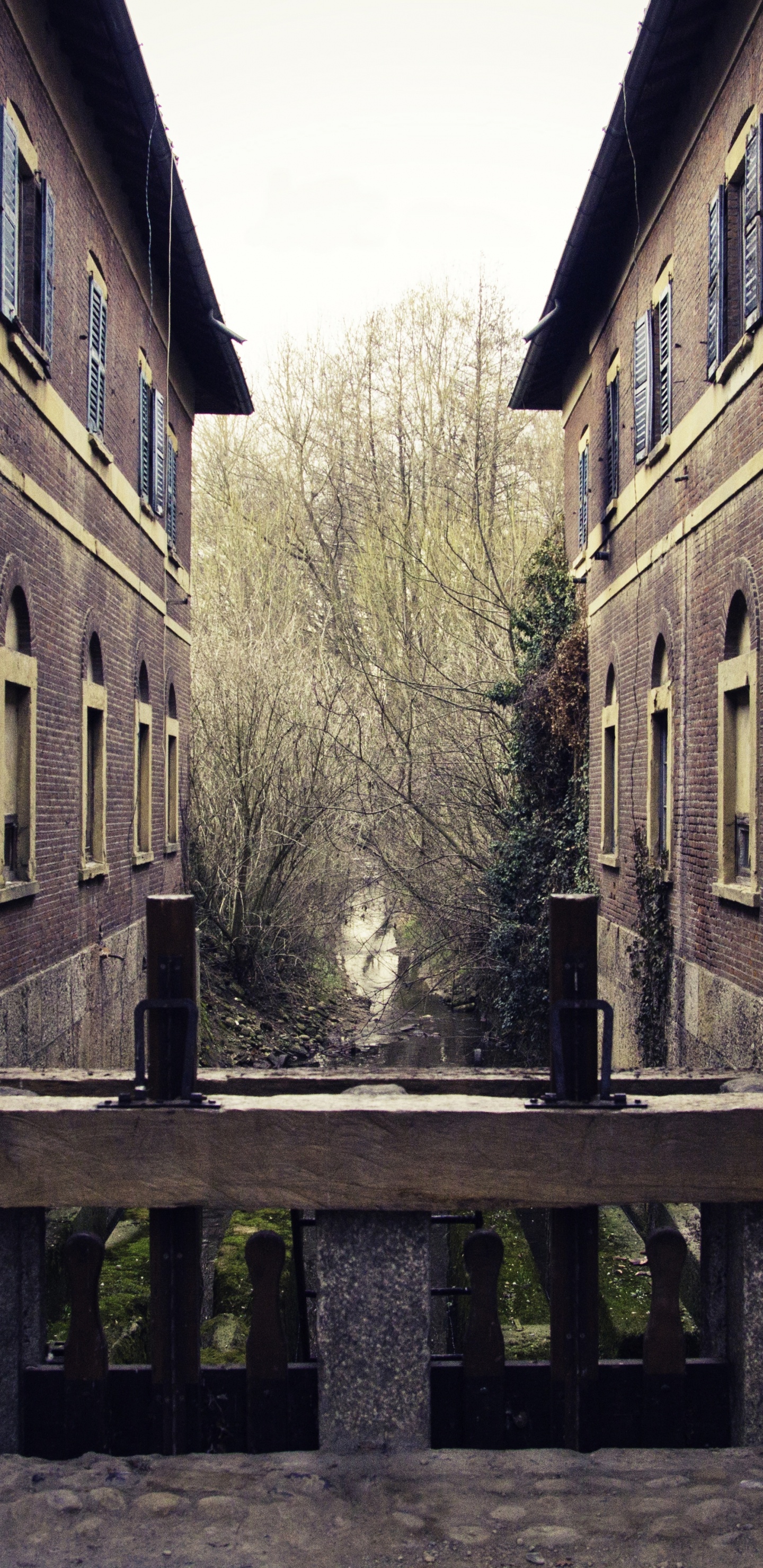 Brown Wooden Fence Near Brown Concrete Building During Daytime. Wallpaper in 1440x2960 Resolution