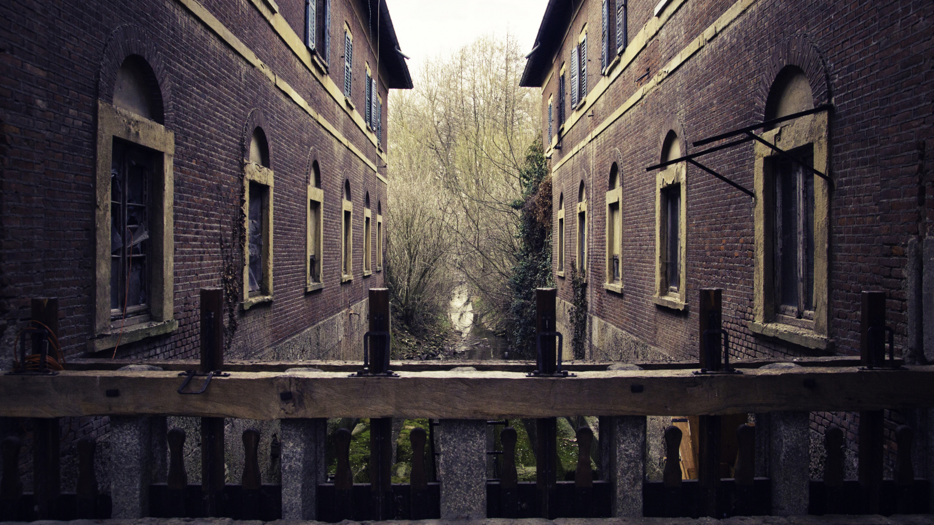 Brown Wooden Fence Near Brown Concrete Building During Daytime. Wallpaper in 1920x1080 Resolution